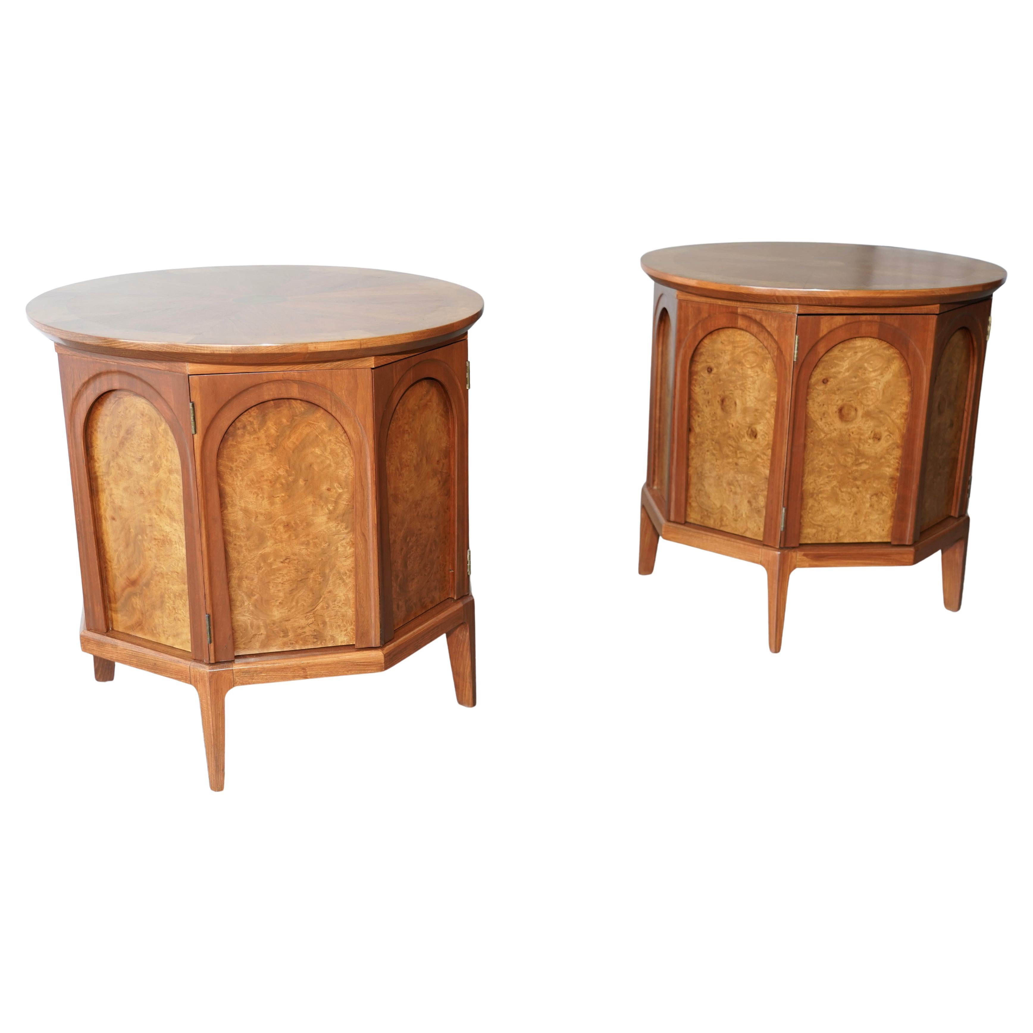 MCM Thomasville: Serie „Arched“  Beistelltisch / Nachttische aus Nussbaum und Olivenholz