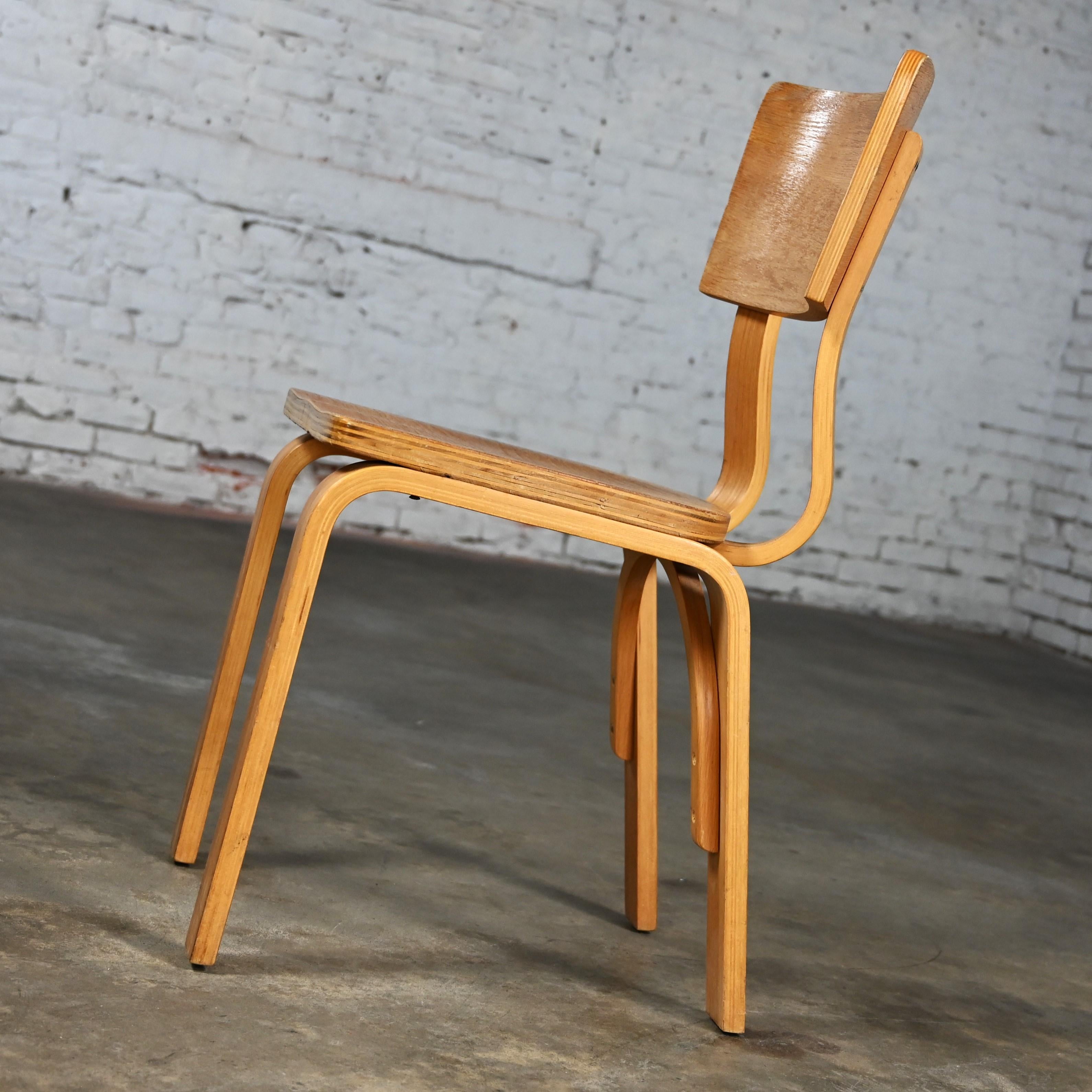 MCM Thonet #1216 Dining Chair Bent Oak Plywood Saddle Seat Single Bow  In Good Condition For Sale In Topeka, KS