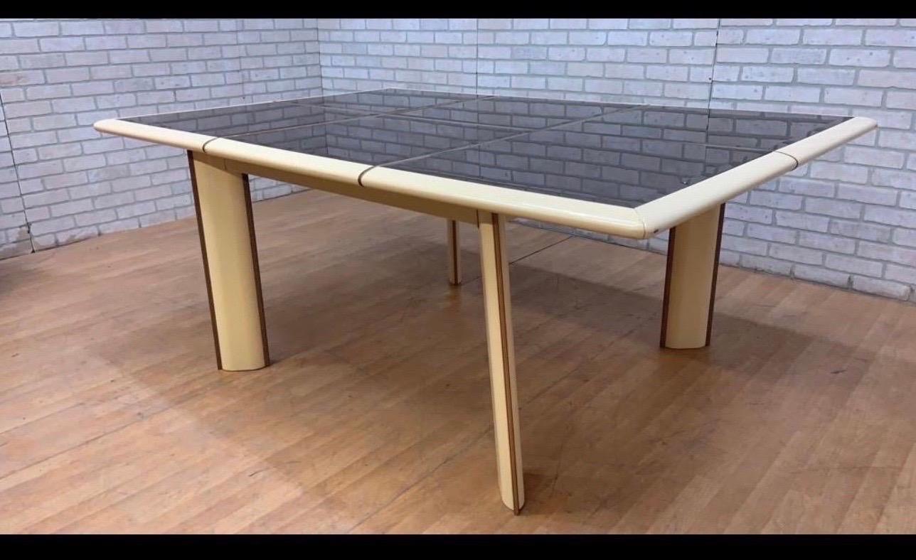 Table de salle à manger à rallonge, laquée crème et à plateau miroir teinté, du milieu du siècle, par Roche Bobois pour Pierre Cardin

Il s'agit d'une table de salle à manger à rallonge unique de style moderne du milieu du siècle, laquée crème. Le