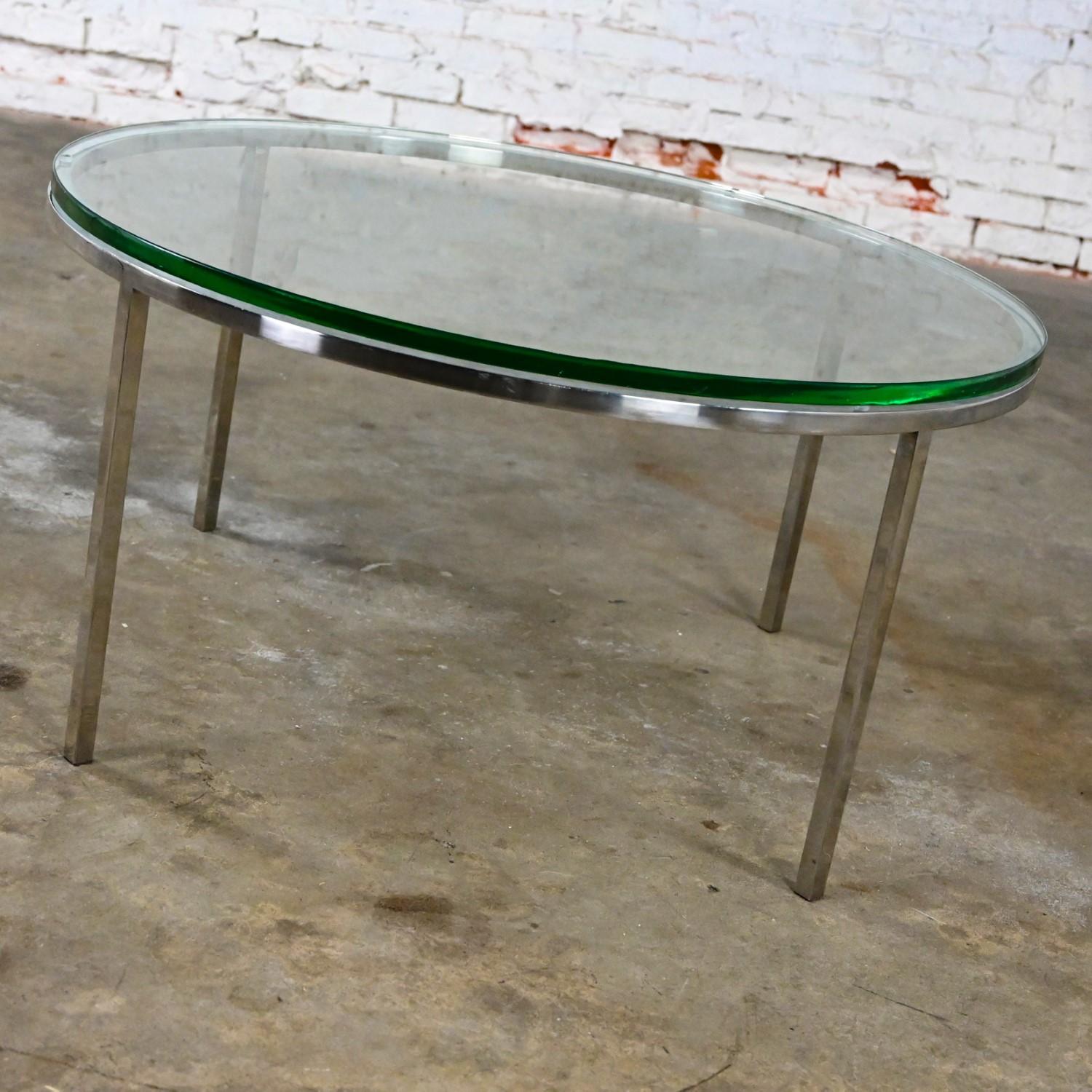 Merveilleuse table basse ou grande table d'appoint du milieu ou de la fin du 20e siècle MCM (a.k.a.) Mid Century Modern to Modern composée d'un cadre et de pieds chromés en tube carré de forme ronde et d'un plateau en verre rond de ¾ pouce. Byit, en
