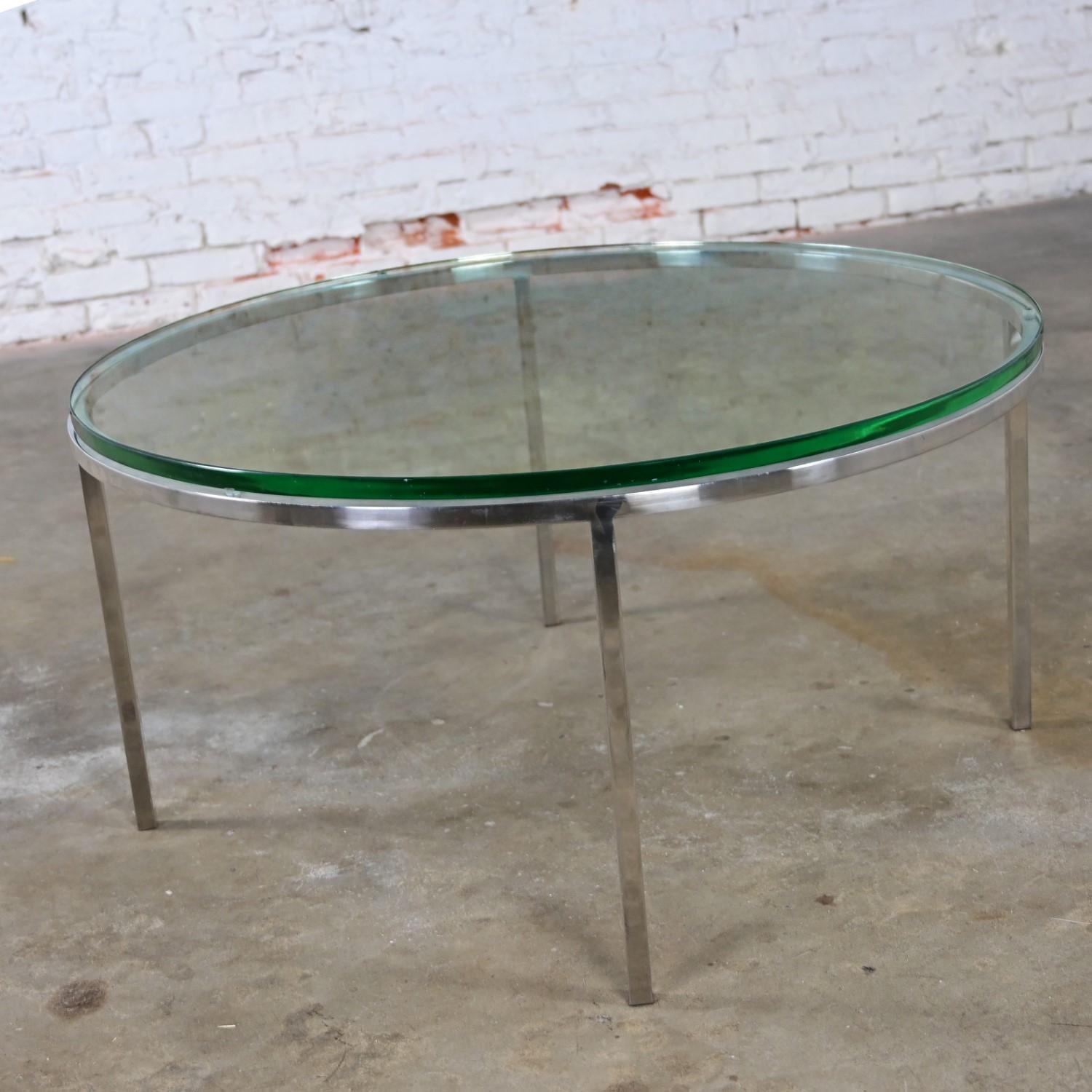 Moderne Table basse ou grande table d'appoint moderne en chrome et verre rond de style MCM en vente