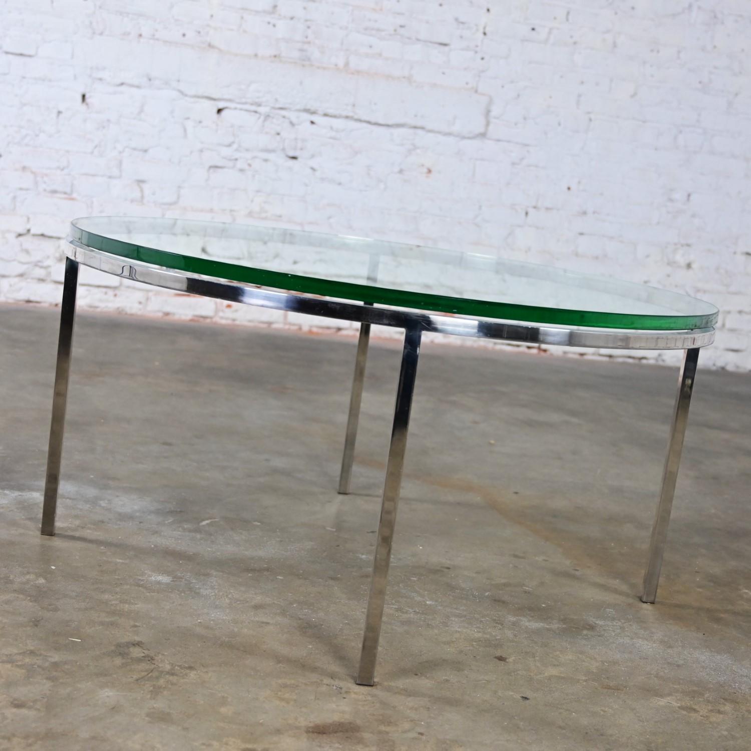 MCM to Modern Chrome & Round Glass Top Coffee or Large End Table  In Good Condition For Sale In Topeka, KS