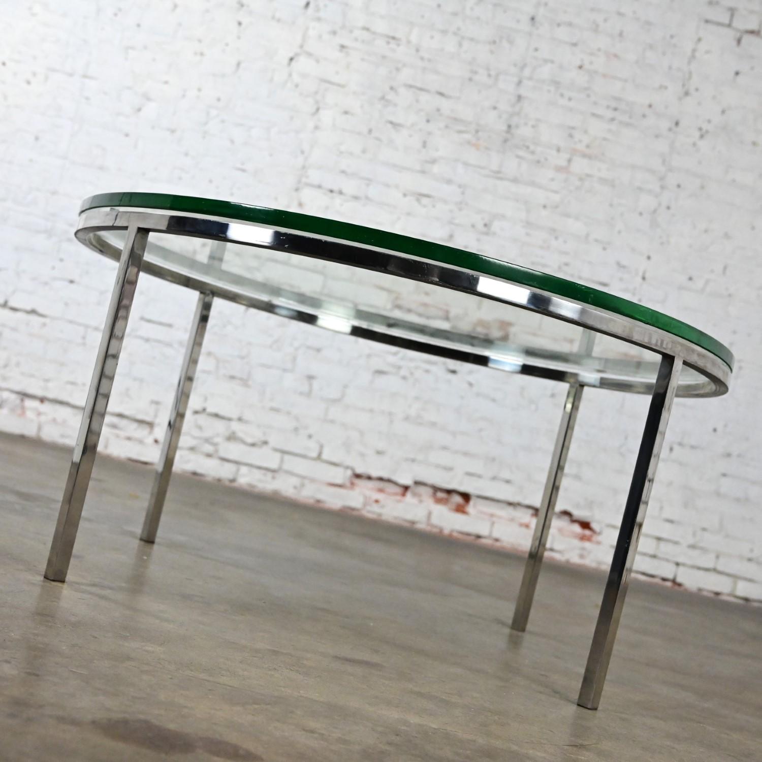 20ième siècle Table basse ou grande table d'appoint moderne en chrome et verre rond de style MCM en vente