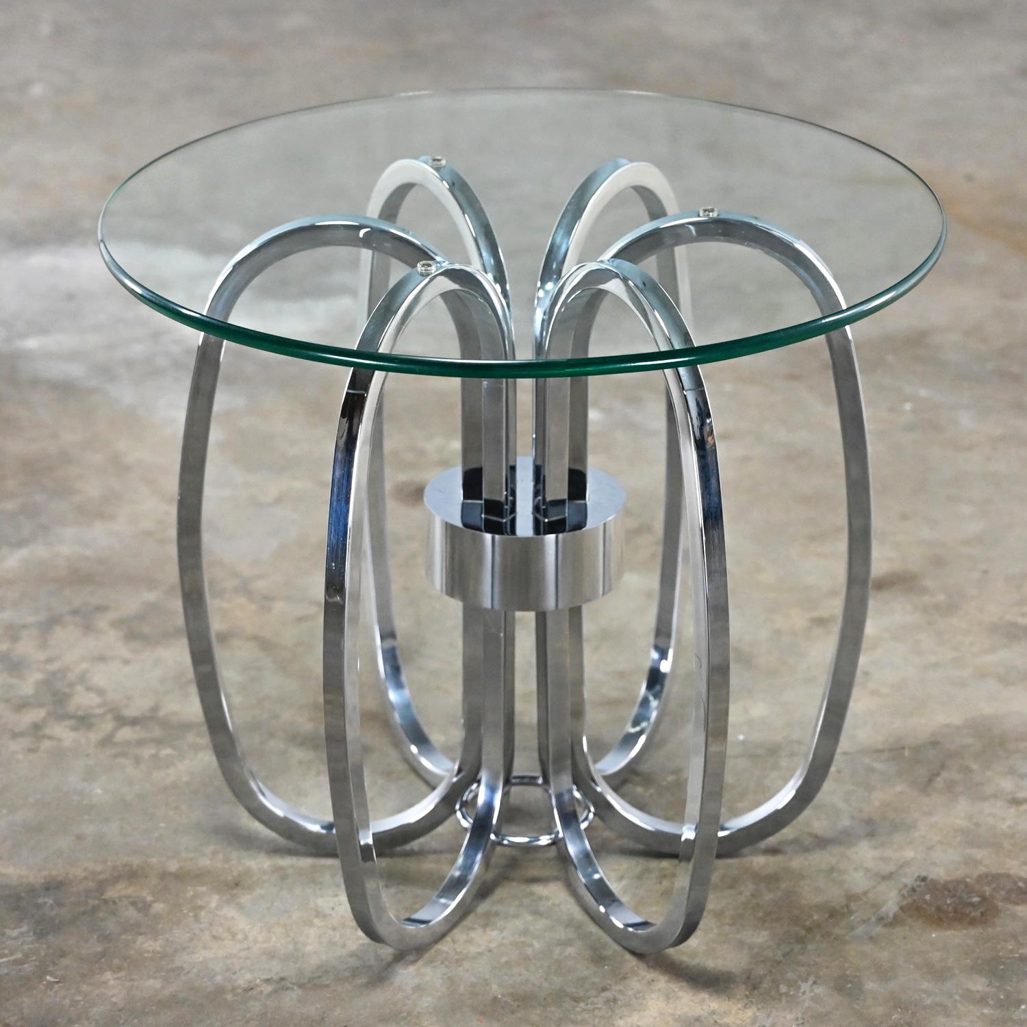 MCM à la table d'appoint ou de bout moderne en forme de tonneau avec base chromée et plateau en verre rond    en vente 3