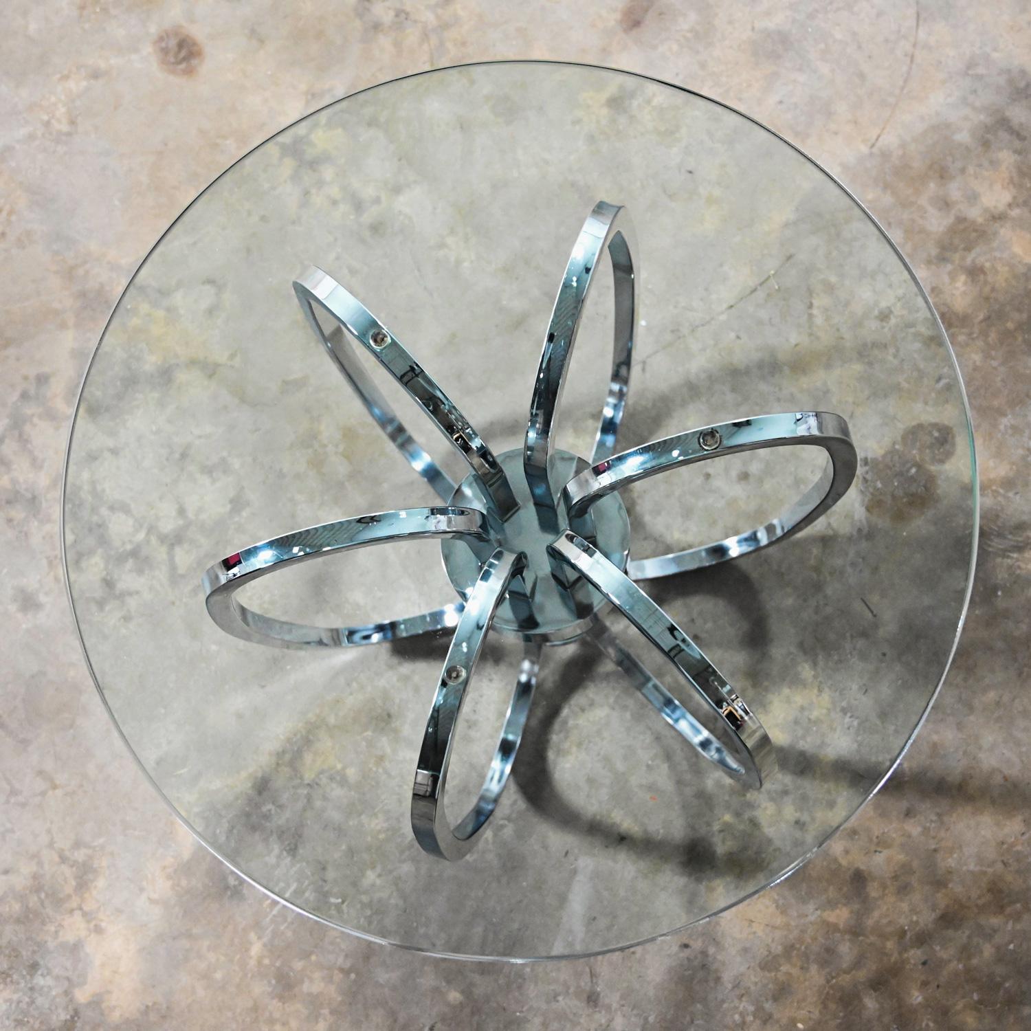 MCM à la table d'appoint ou de bout moderne en forme de tonneau avec base chromée et plateau en verre rond    en vente 4