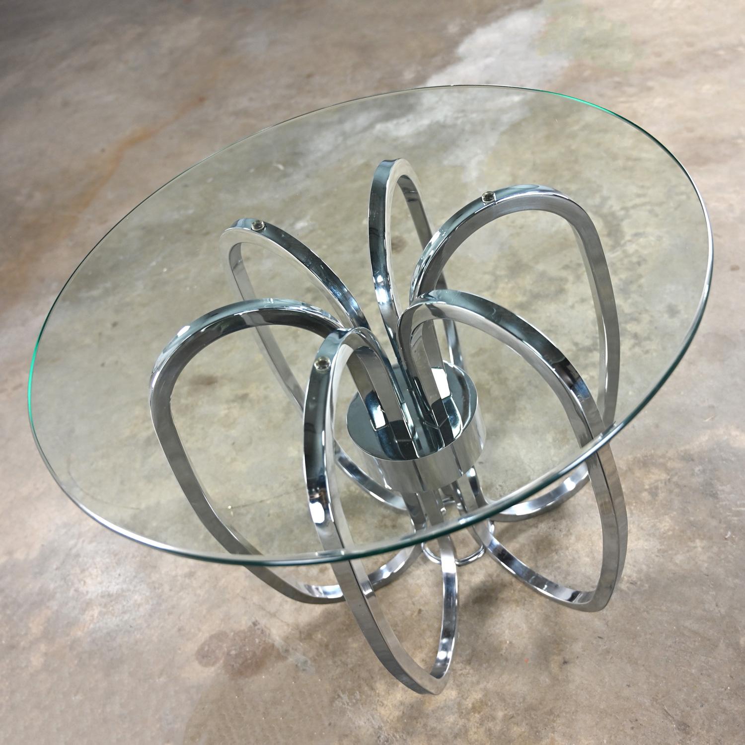 MCM à la table d'appoint ou de bout moderne en forme de tonneau avec base chromée et plateau en verre rond    en vente 5