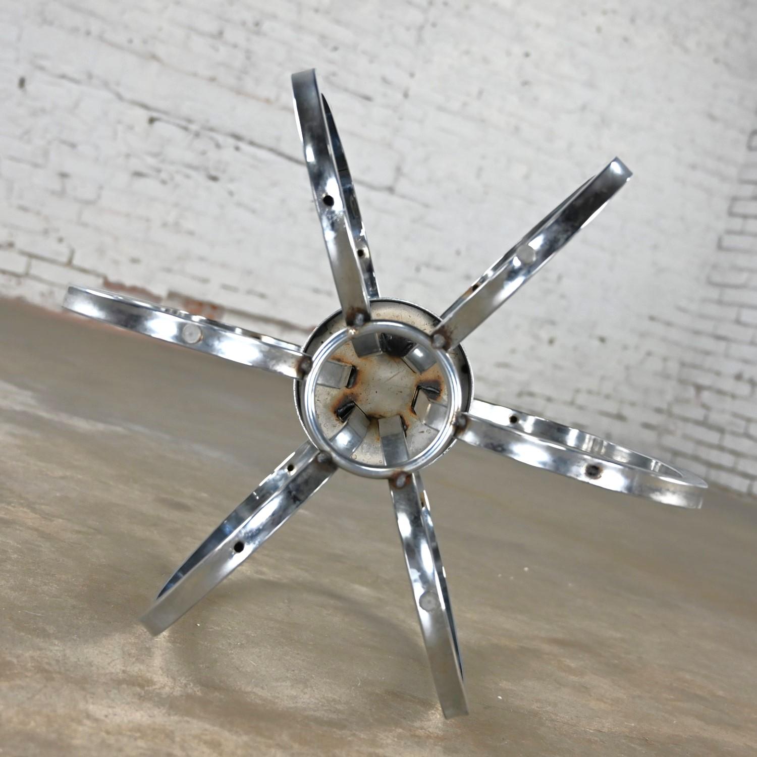 MCM à la table d'appoint ou de bout moderne en forme de tonneau avec base chromée et plateau en verre rond    en vente 11