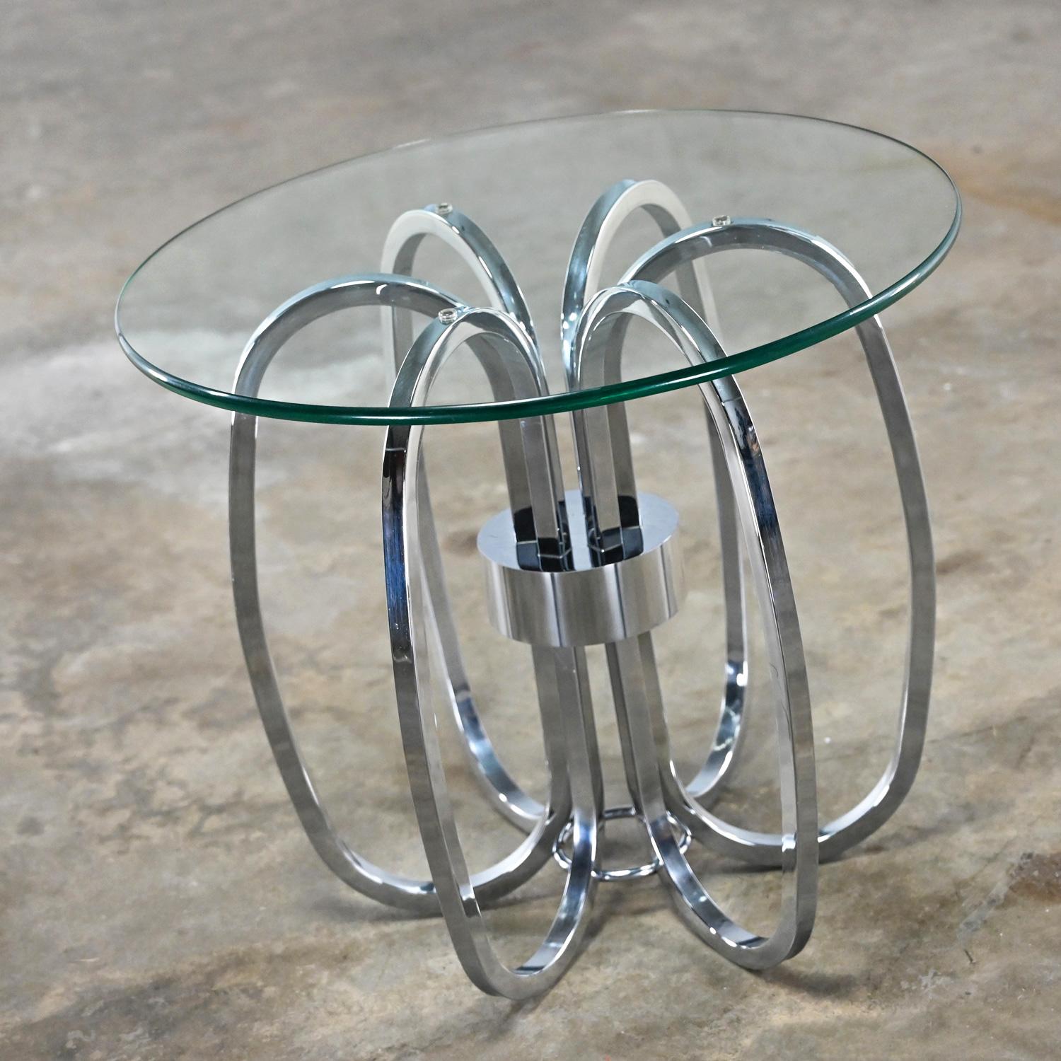 Moderne MCM à la table d'appoint ou de bout moderne en forme de tonneau avec base chromée et plateau en verre rond    en vente