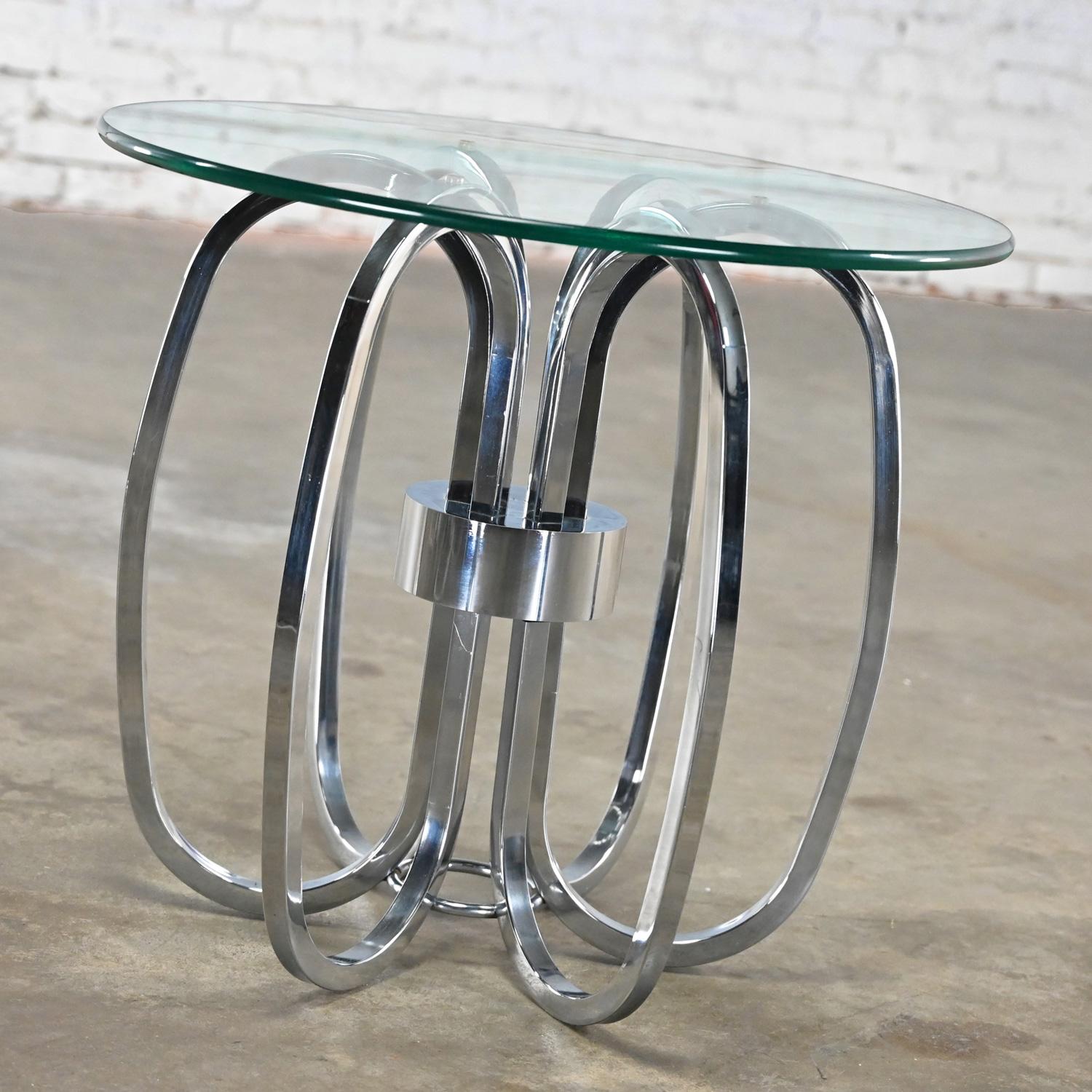 Inconnu MCM à la table d'appoint ou de bout moderne en forme de tonneau avec base chromée et plateau en verre rond    en vente