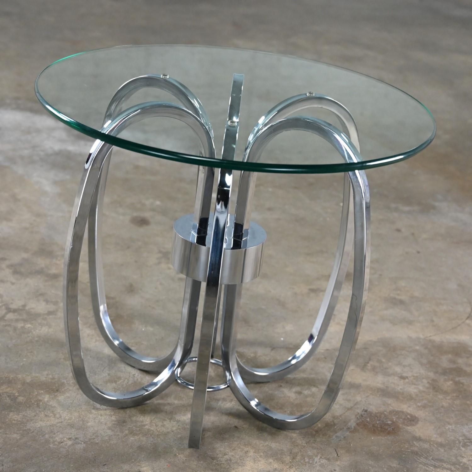 Fin du 20e siècle MCM à la table d'appoint ou de bout moderne en forme de tonneau avec base chromée et plateau en verre rond    en vente