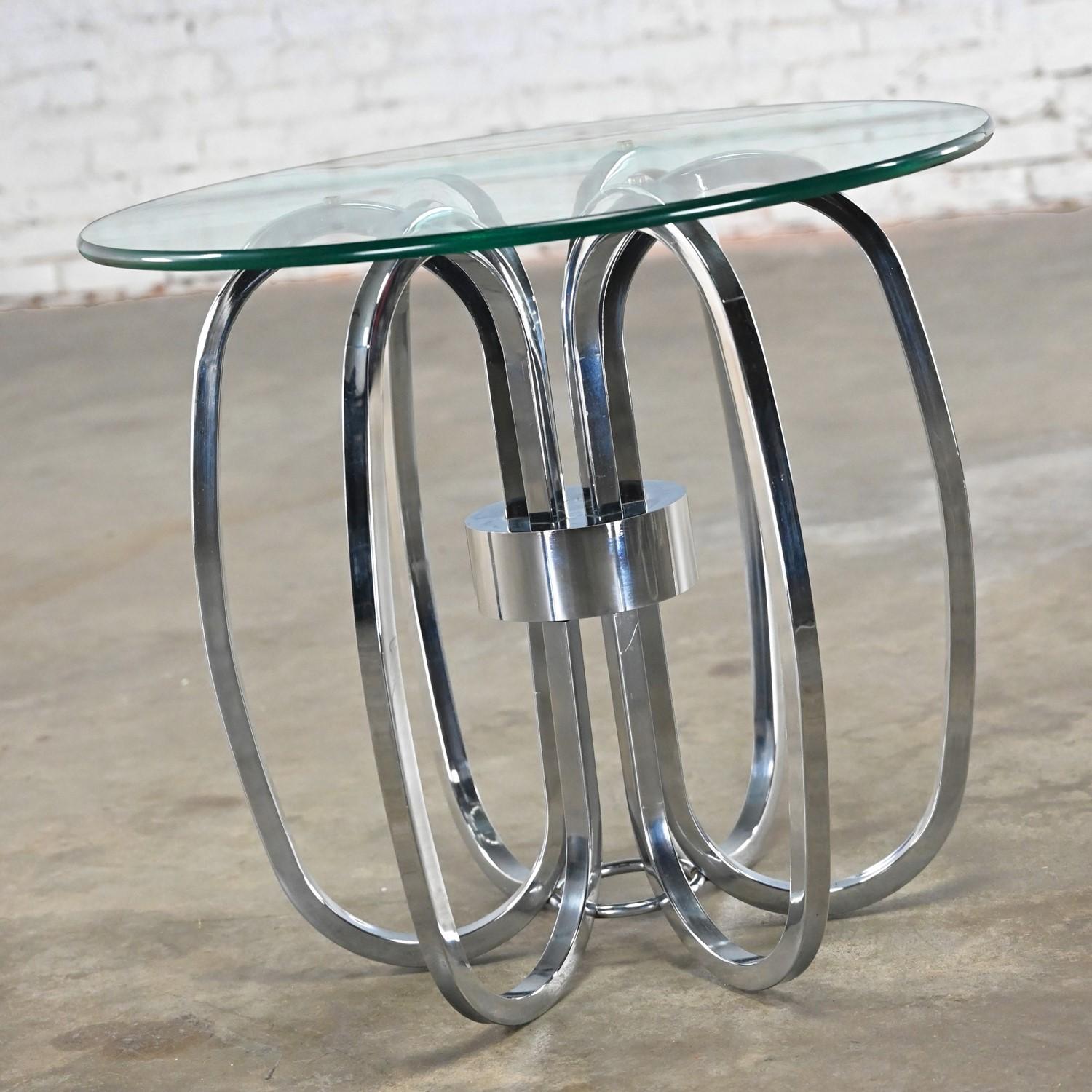 Verre MCM à la table d'appoint ou de bout moderne en forme de tonneau avec base chromée et plateau en verre rond    en vente