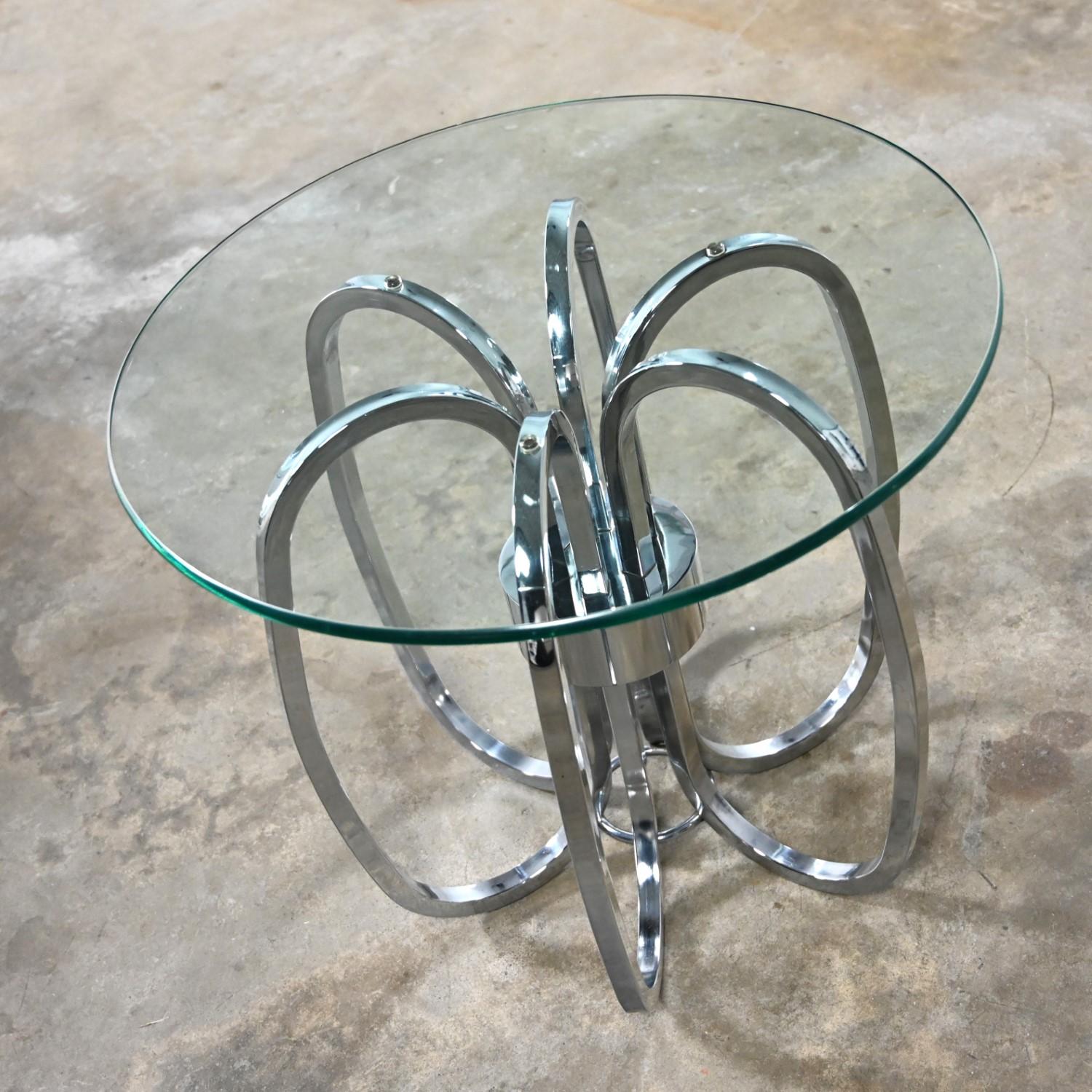 MCM à la table d'appoint ou de bout moderne en forme de tonneau avec base chromée et plateau en verre rond    en vente 2