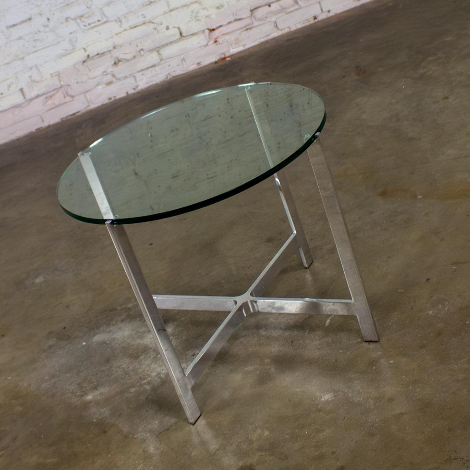 MCM to Modern End or Side Table Polished Solid Aluminum Base & Round Glass Top im Angebot 3