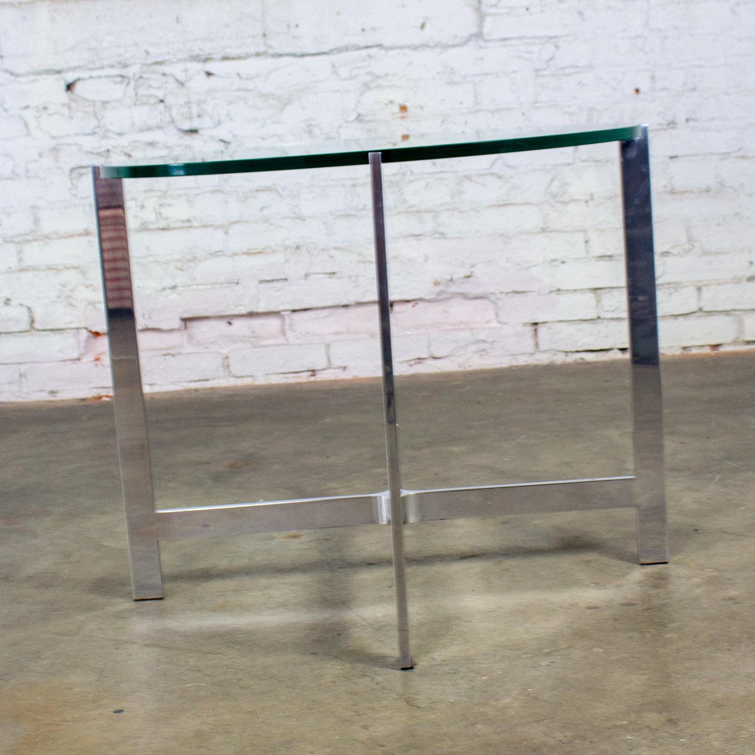 MCM to Modern End or Side Table Polished Solid Aluminum Base & Round Glass Top im Angebot 7