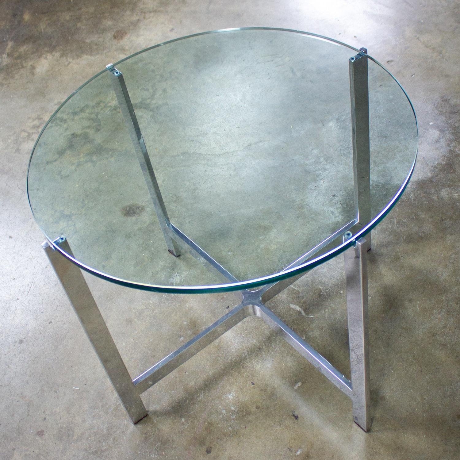 MCM to Modern End or Side Table Polished Solid Aluminum Base & Round Glass Top (Moderne der Mitte des Jahrhunderts) im Angebot