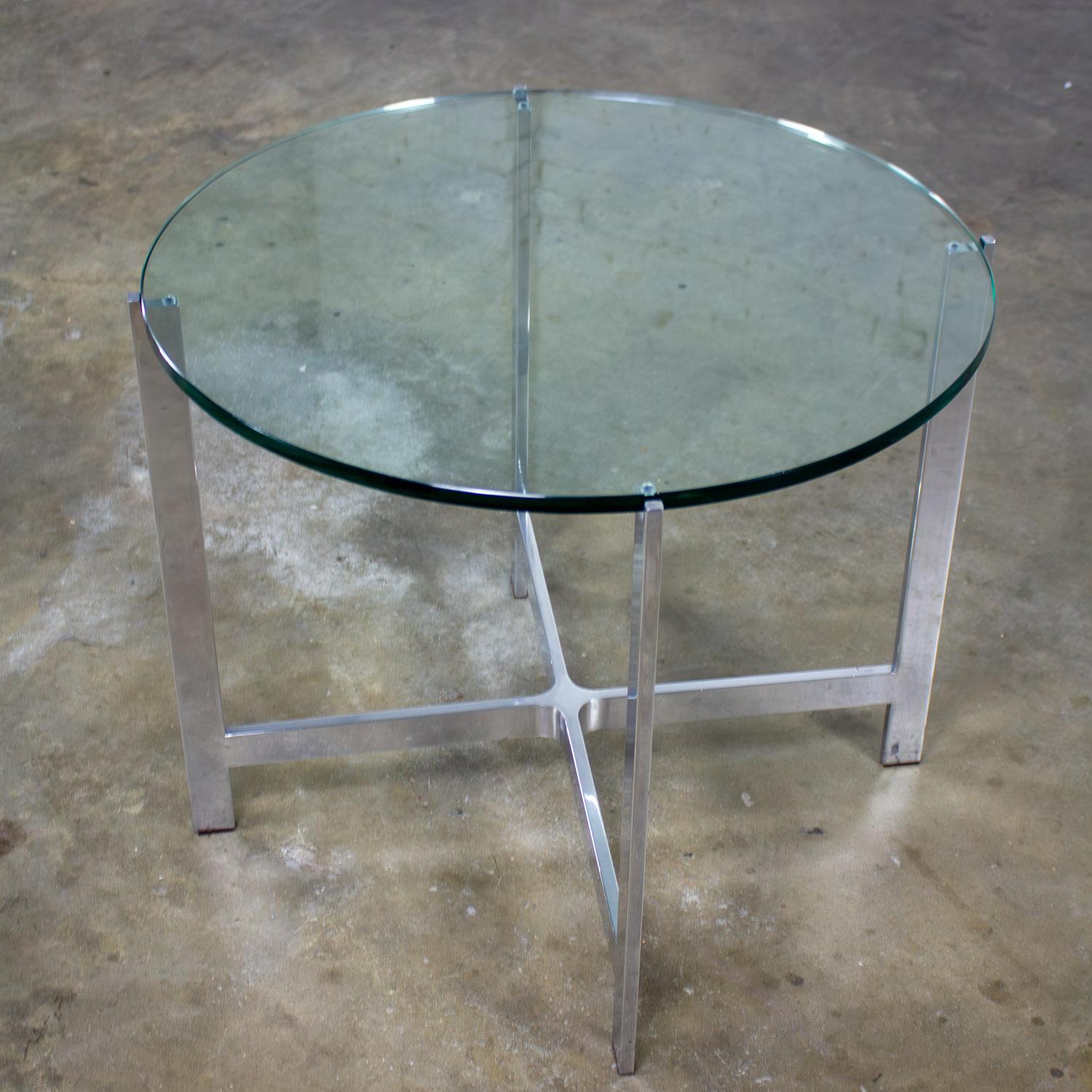 MCM to Modern End or Side Table Polished Solid Aluminum Base & Round Glass Top (Unbekannt) im Angebot