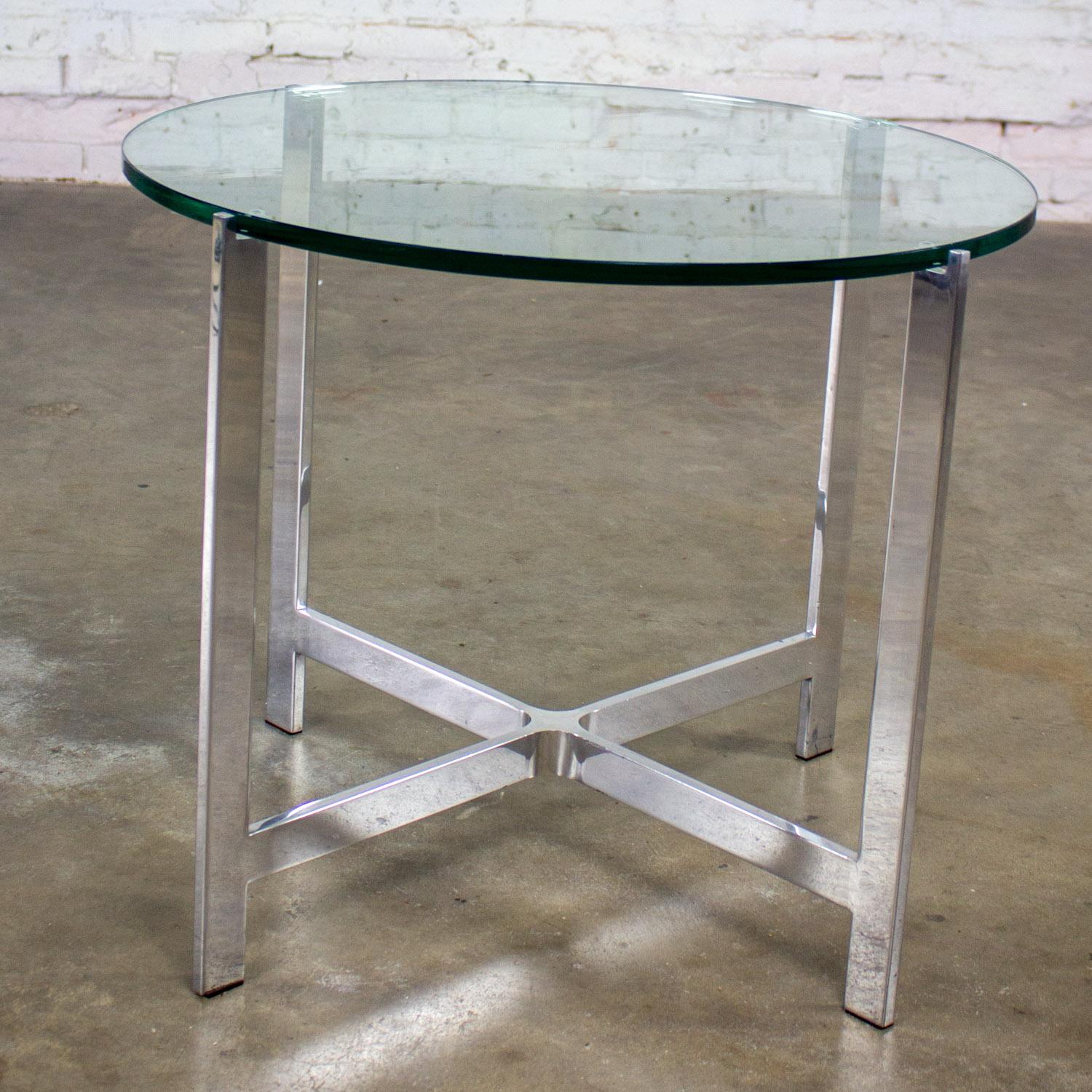 MCM to Modern End or Side Table Polished Solid Aluminum Base & Round Glass Top im Zustand „Gut“ im Angebot in Topeka, KS