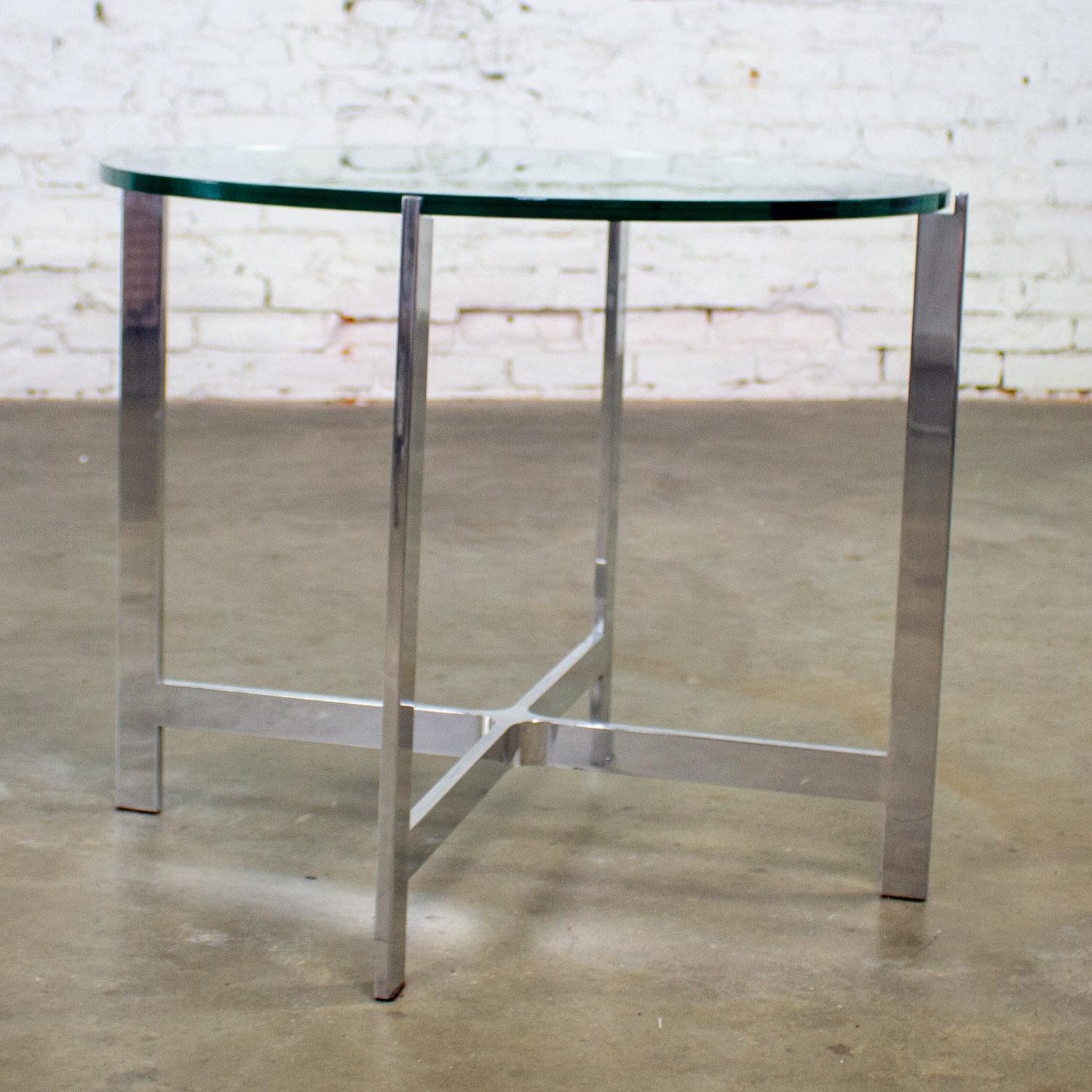 MCM to Modern End or Side Table Polished Solid Aluminum Base & Round Glass Top (20. Jahrhundert) im Angebot
