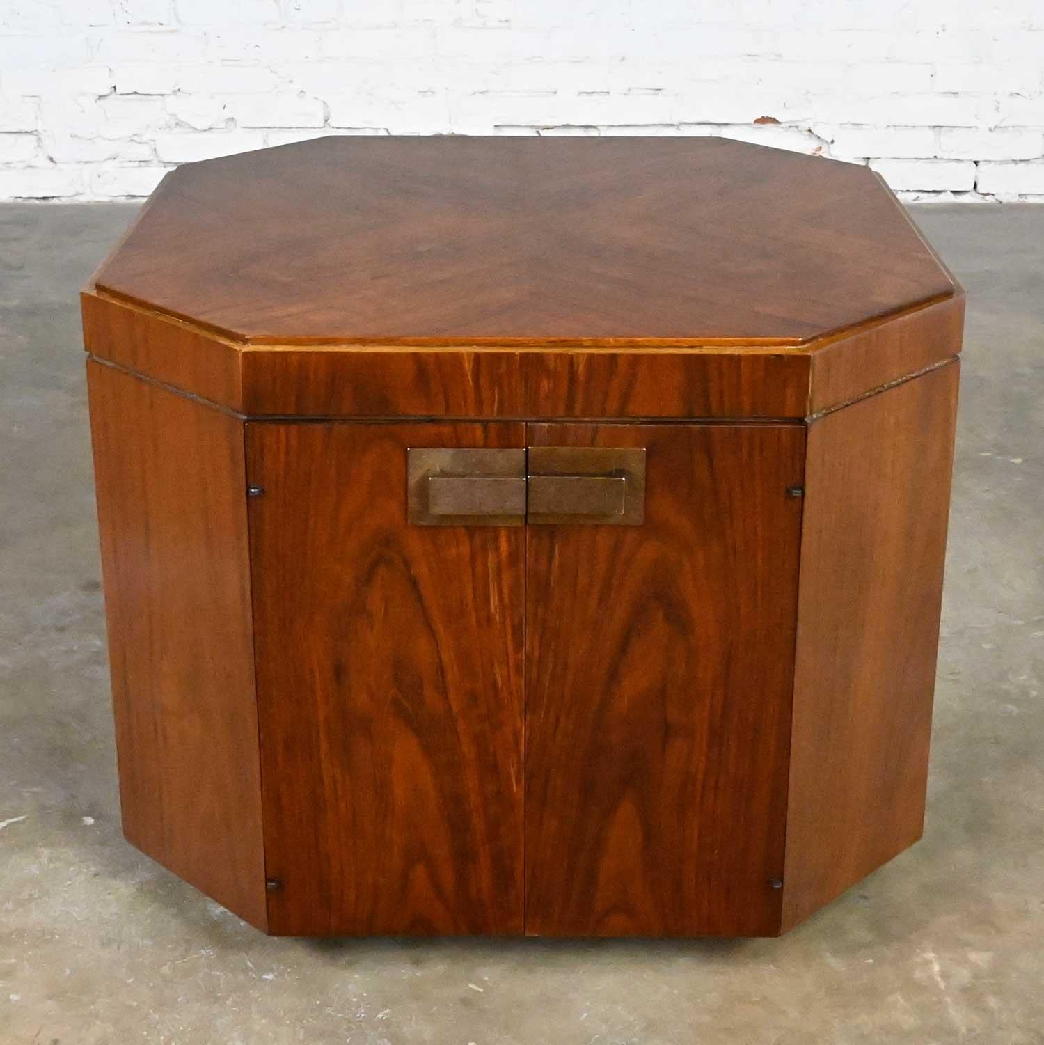 MCM to Modern Founders Furniture Achteckige Kommode Beistelltisch-Schrankmuster 21 im Angebot 5
