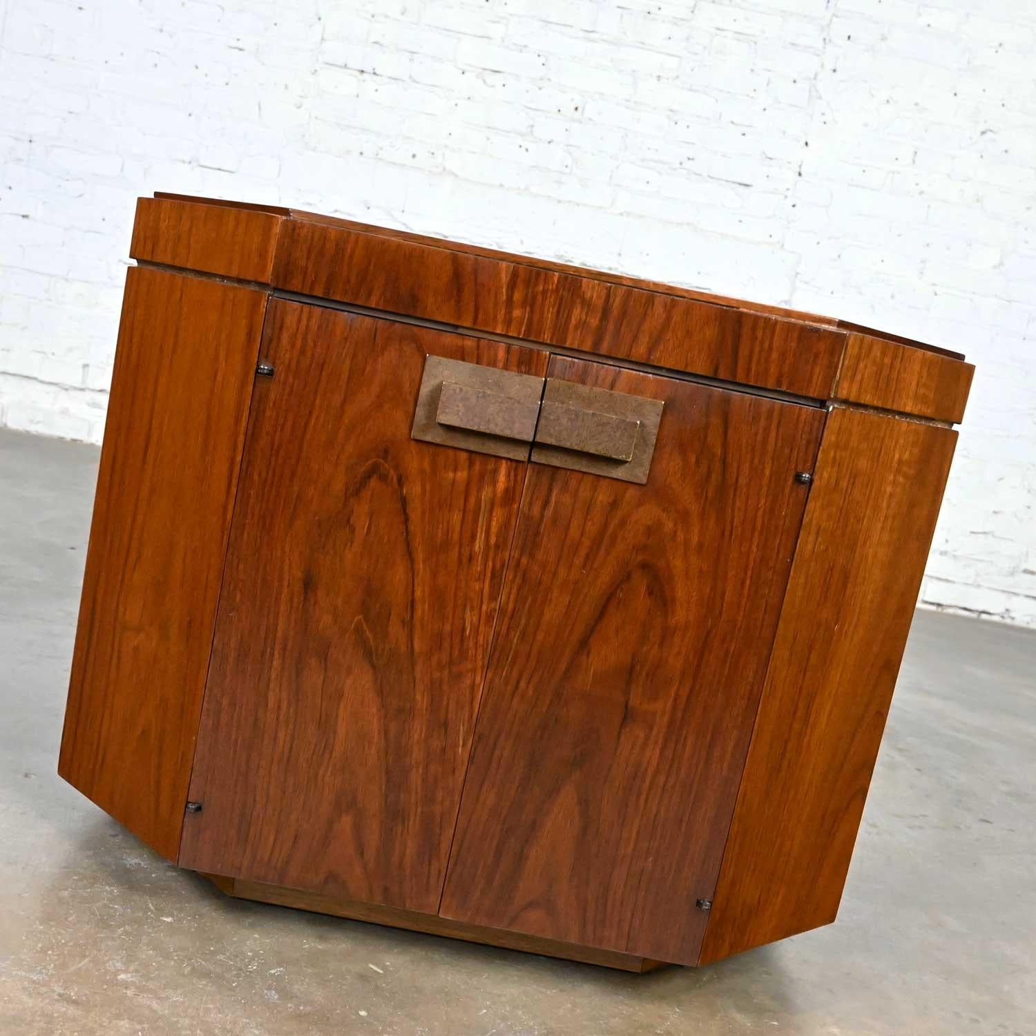 Wonderful MCM (a.k.a. Mid-Century Modern) to Modern Founders Furniture octagon commode table or end table cabinet #21135 Patterns 21 in solid Mozambique veneer & brass hardware. This piece still has its original hang tag. Beautiful condition,