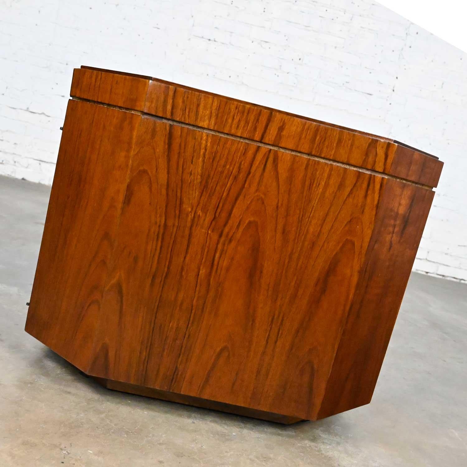 MCM to Modern Founders Furniture Achteckige Kommode Beistelltisch-Schrankmuster 21 (Furnier) im Angebot