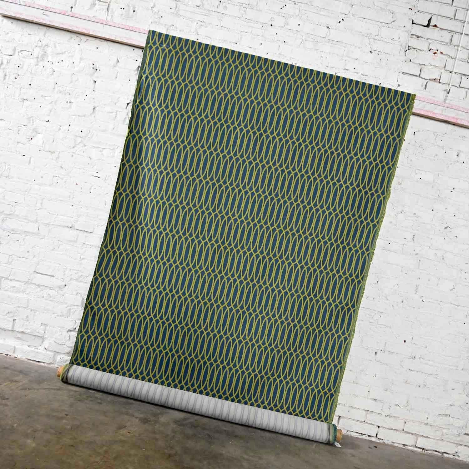 Splendido bullone in tessuto Flection Plunge blu e verde di Momentum Textiles, in stile Mid-Century Modern o moderno. Condizioni splendide. C'è un po' di sporco sul retro del tessuto, ma non si vede sul davanti. Guarda le foto e ingrandiscile per