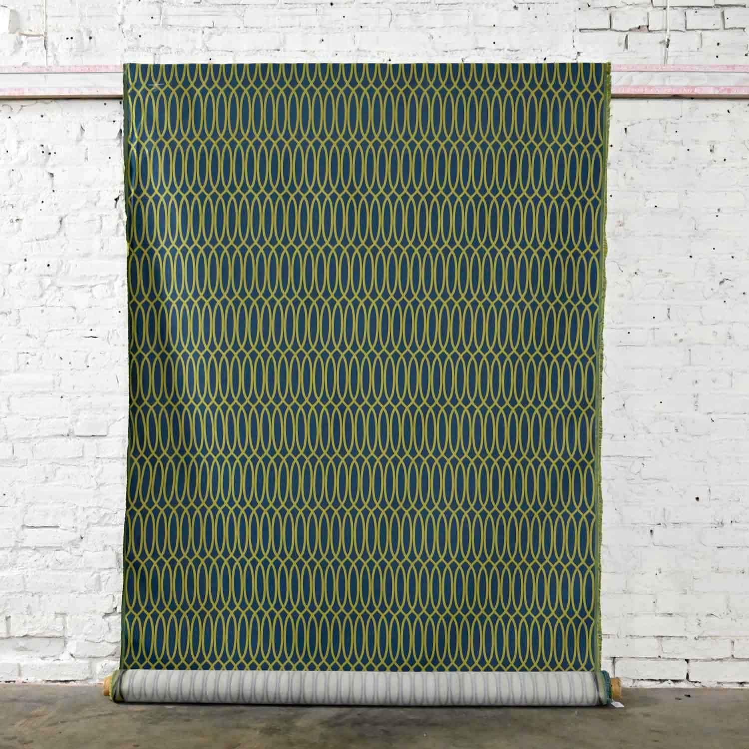 Tessuto Il tessuto MCM to Modern Geometric Blue & Greene & Greene Plunge di Momentum Textiles in vendita