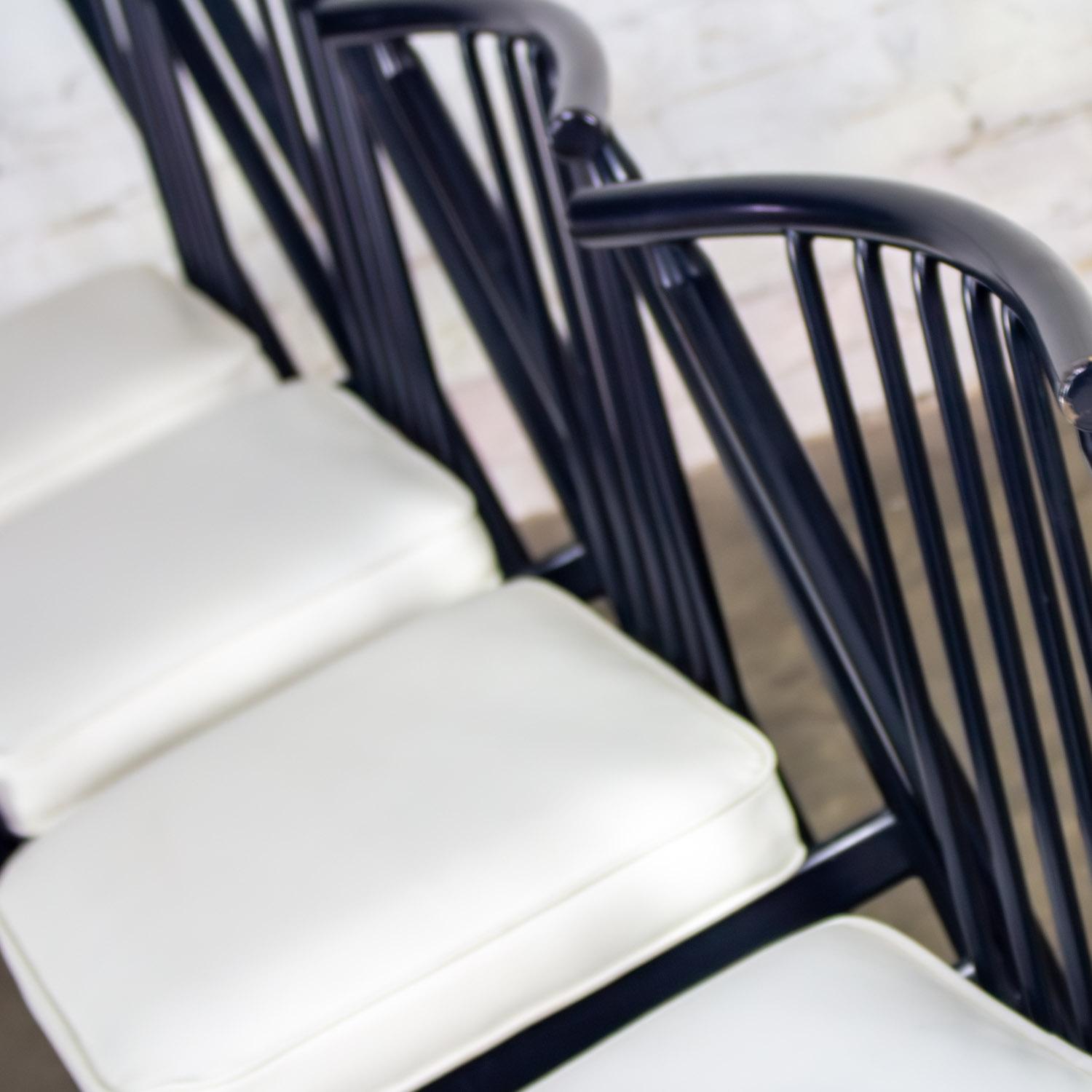 Juego de 6 sillas de comedor MCM to Modern con estructura de acero negro y asientos de vinilo blanco en venta 3