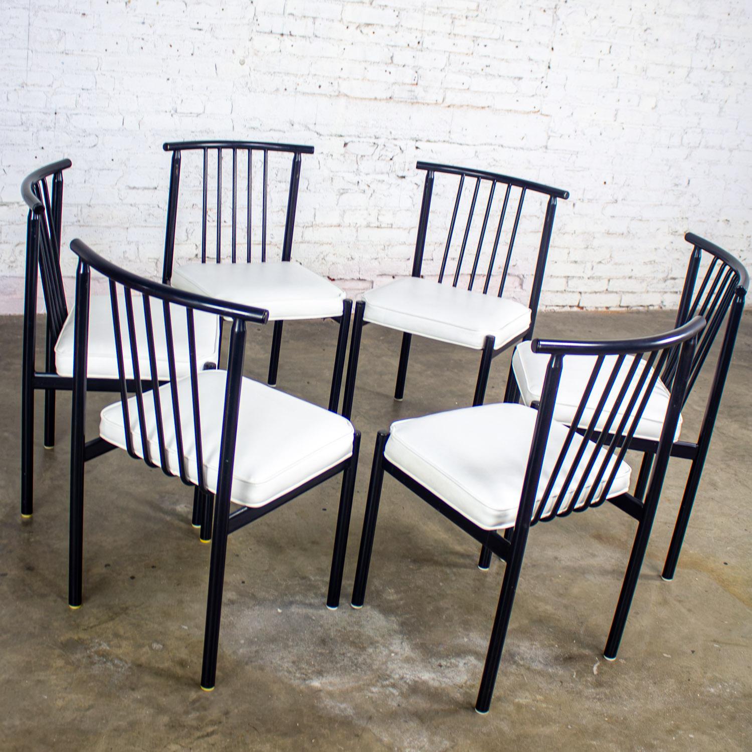 Juego de 6 sillas de comedor MCM to Modern con estructura de acero negro y asientos de vinilo blanco en venta 4