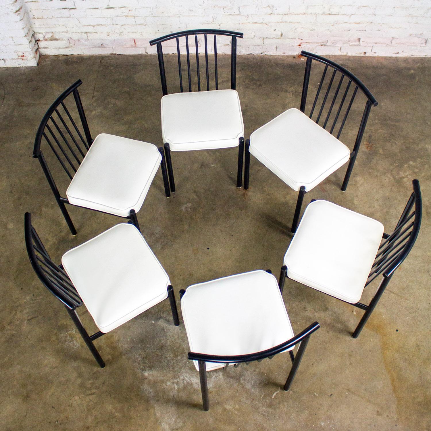 Juego de 6 sillas de comedor MCM to Modern con estructura de acero negro y asientos de vinilo blanco en venta 5