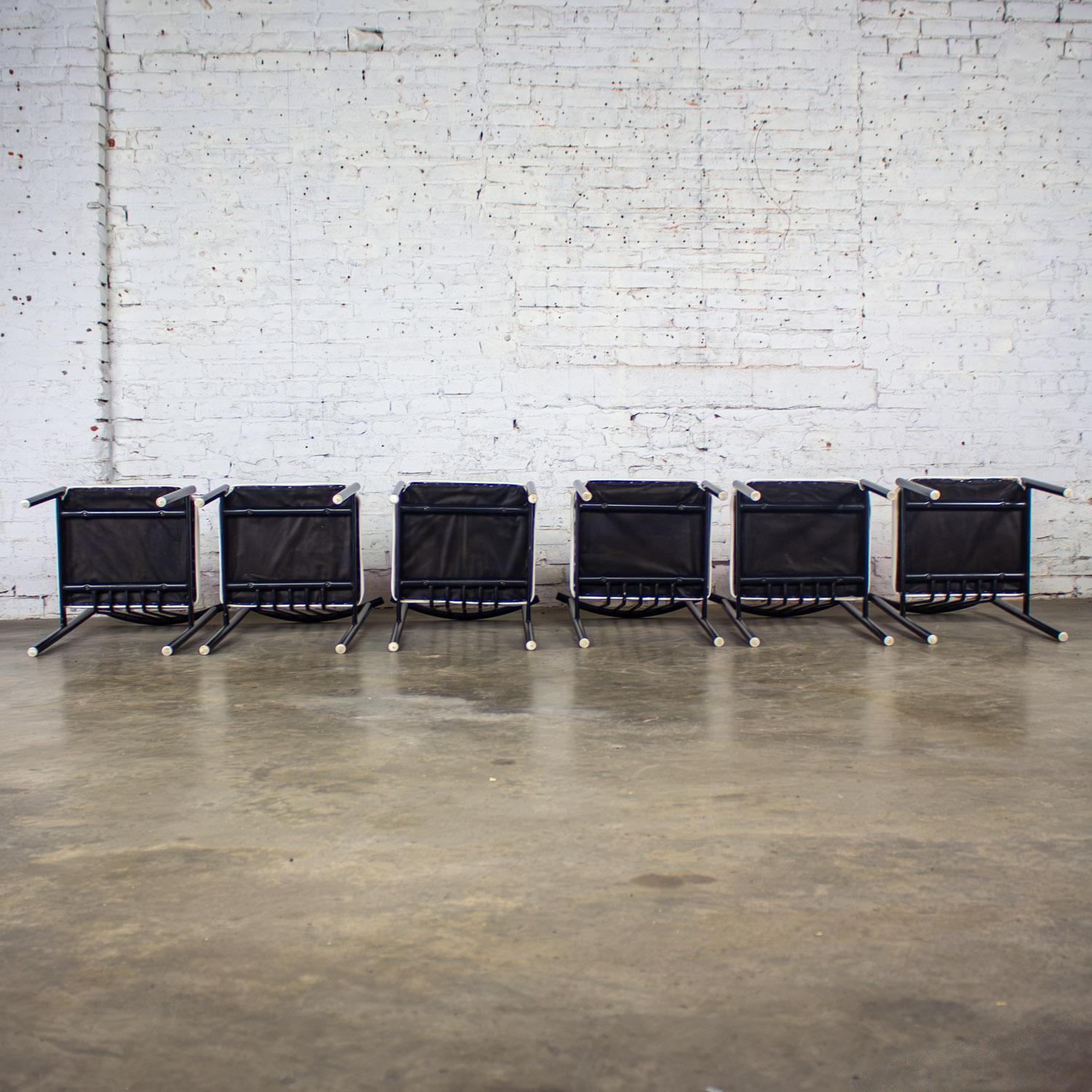 Juego de 6 sillas de comedor MCM to Modern con estructura de acero negro y asientos de vinilo blanco en venta 7