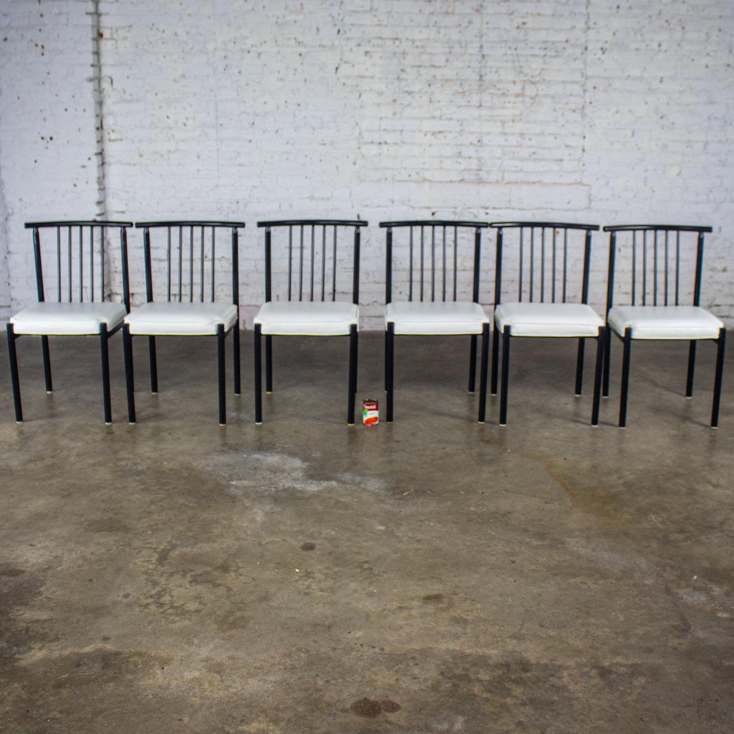 Juego de 6 sillas de comedor MCM to Modern con estructura de acero negro y asientos de vinilo blanco en venta 8