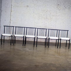 MCM bis Modern 6er-Set Esszimmerstühle mit schwarzem Stahlgestell und weißen Vinyl-Sitzen