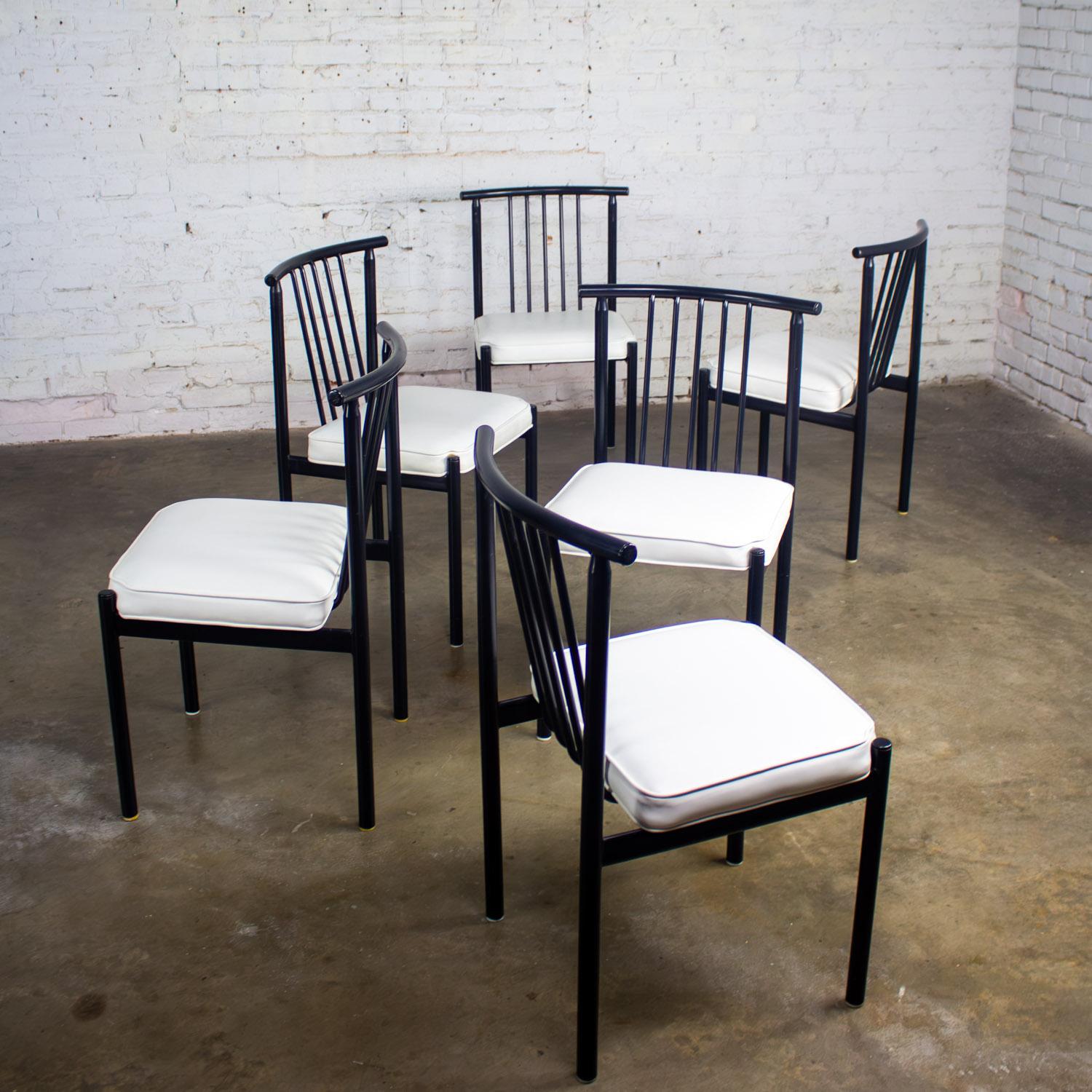 Juego de 6 sillas de comedor MCM to Modern con estructura de acero negro y asientos de vinilo blanco en venta 13