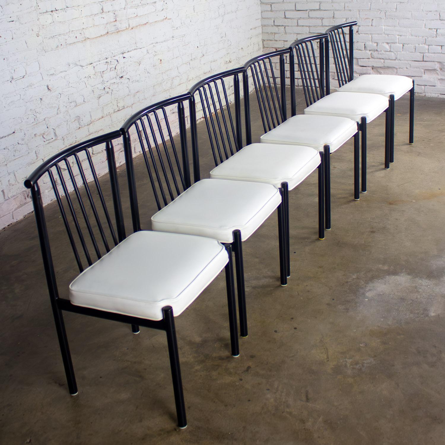 Juego de 6 sillas de comedor MCM to Modern con estructura de acero negro y asientos de vinilo blanco Moderno de mediados de siglo en venta