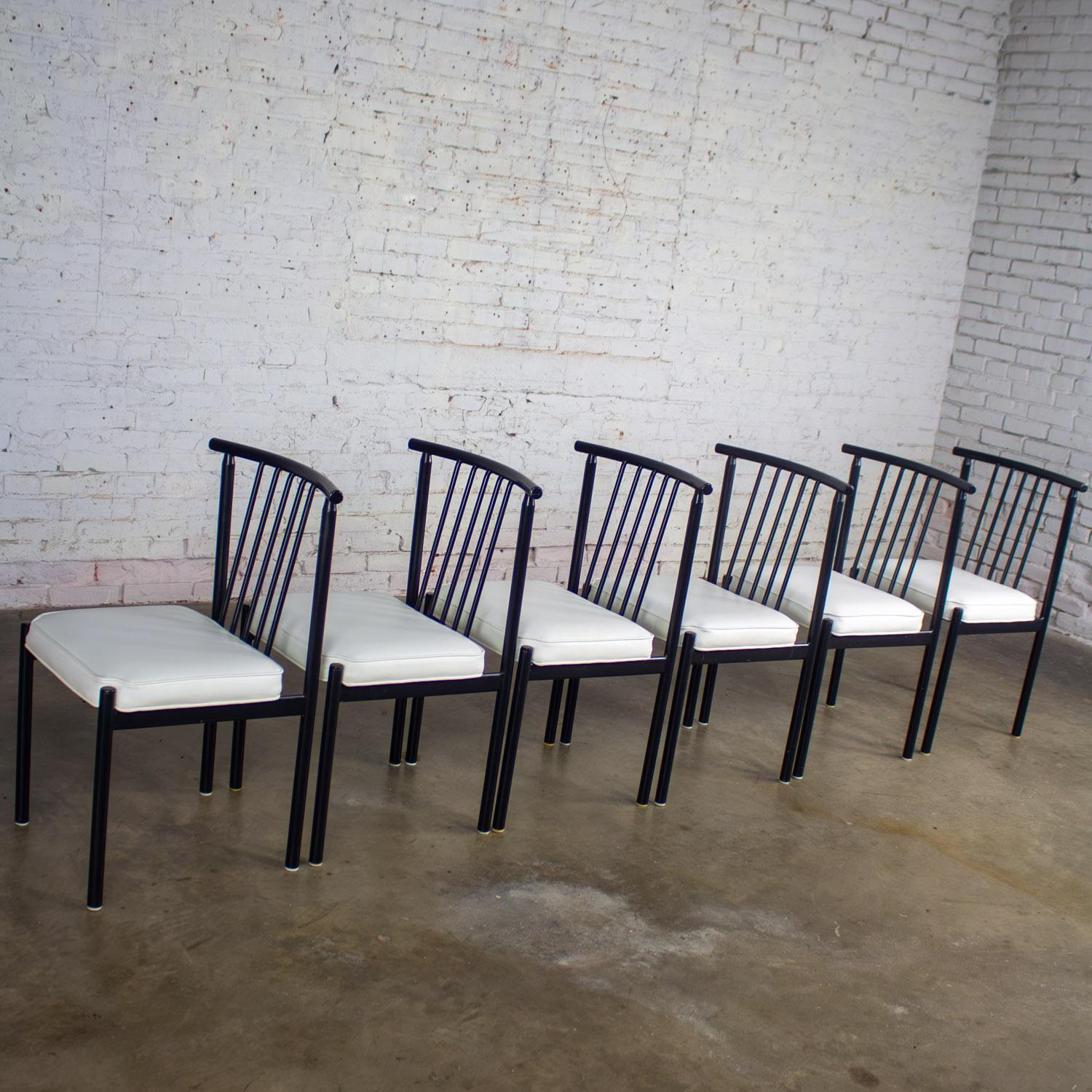 Juego de 6 sillas de comedor MCM to Modern con estructura de acero negro y asientos de vinilo blanco Desconocido en venta