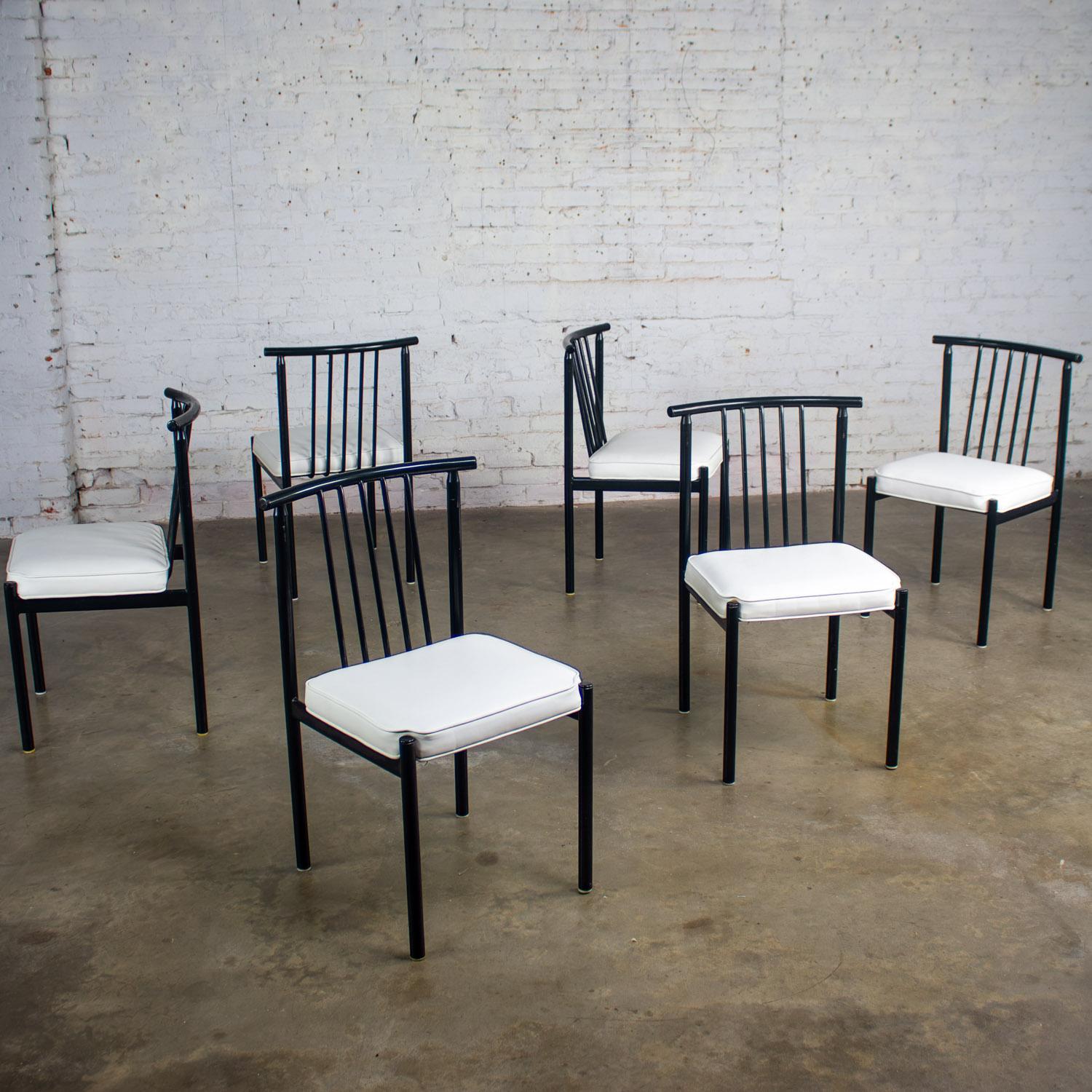 Juego de 6 sillas de comedor MCM to Modern con estructura de acero negro y asientos de vinilo blanco siglo XX en venta