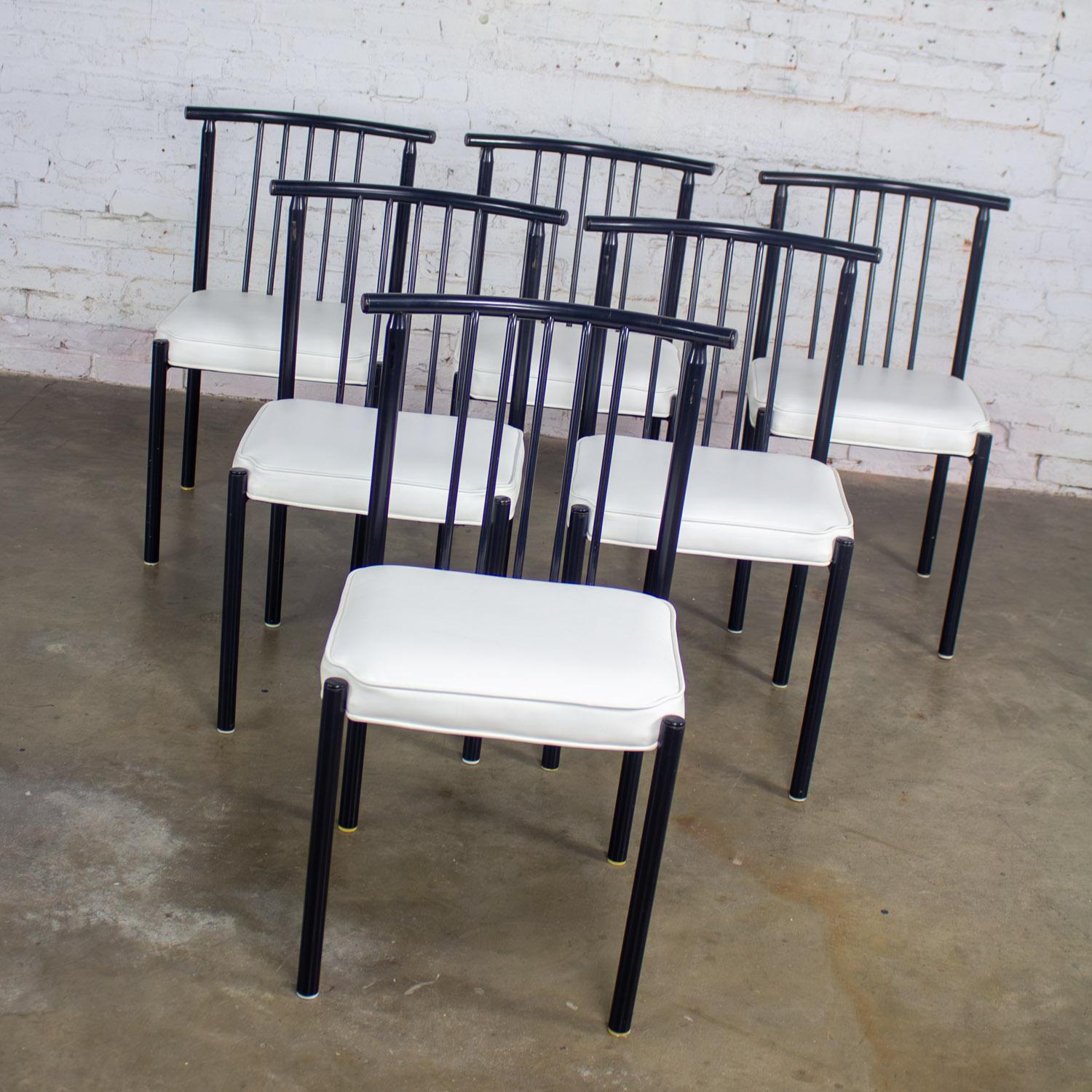 Juego de 6 sillas de comedor MCM to Modern con estructura de acero negro y asientos de vinilo blanco en venta 1