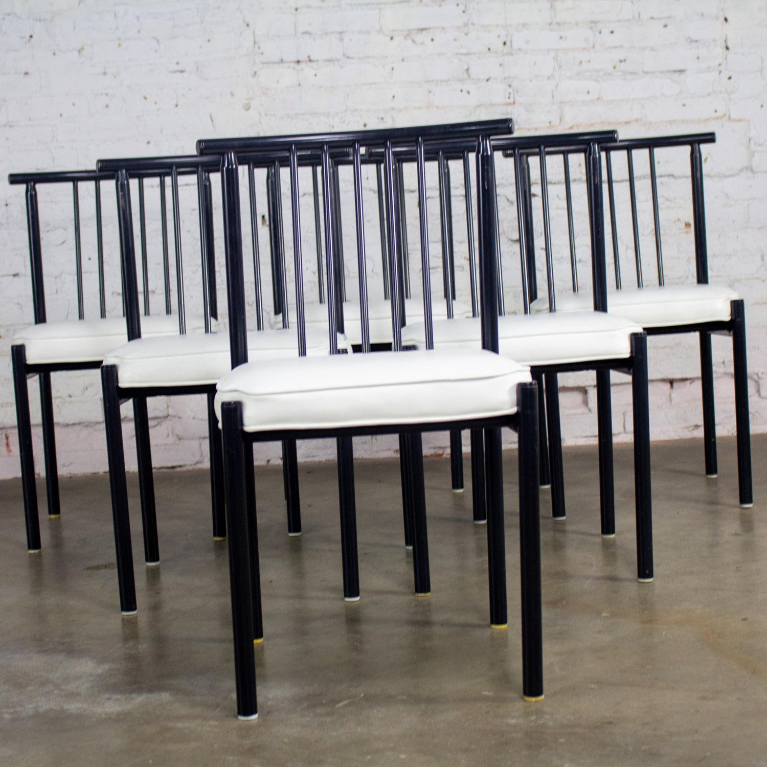 Juego de 6 sillas de comedor MCM to Modern con estructura de acero negro y asientos de vinilo blanco en venta 2