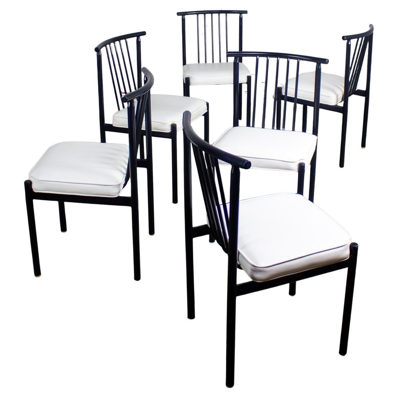 Juego de 6 sillas de comedor MCM to Modern con estructura de acero negro y asientos de vinilo blanco en venta