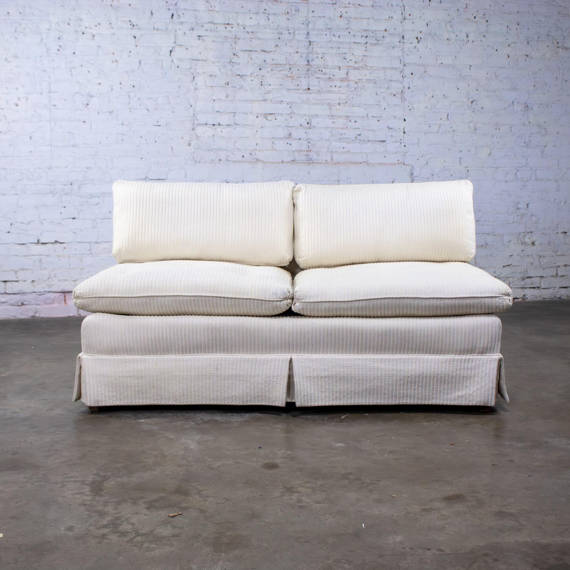 Loveseat o Sofá sin brazos MCM to Modern Slipper Style Blanco roto con textura de rayas en venta 4