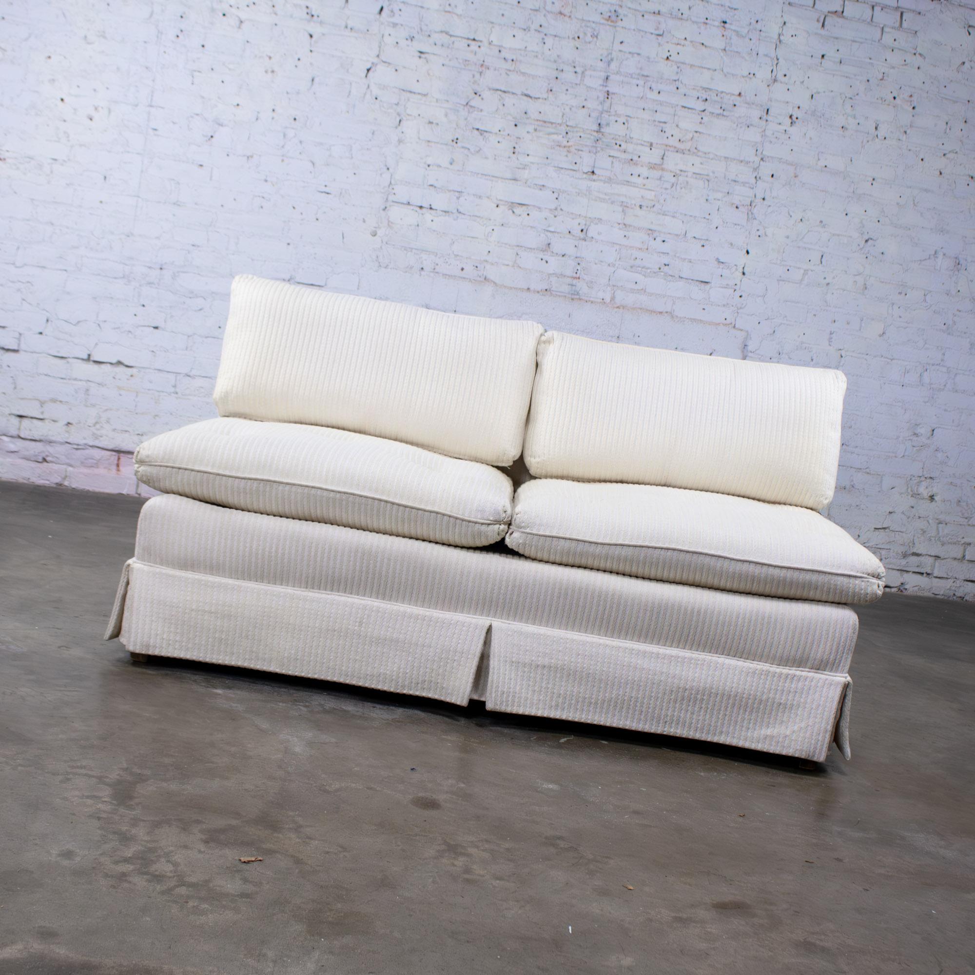 Loveseat o Sofá sin brazos MCM to Modern Slipper Style Blanco roto con textura de rayas en venta 5