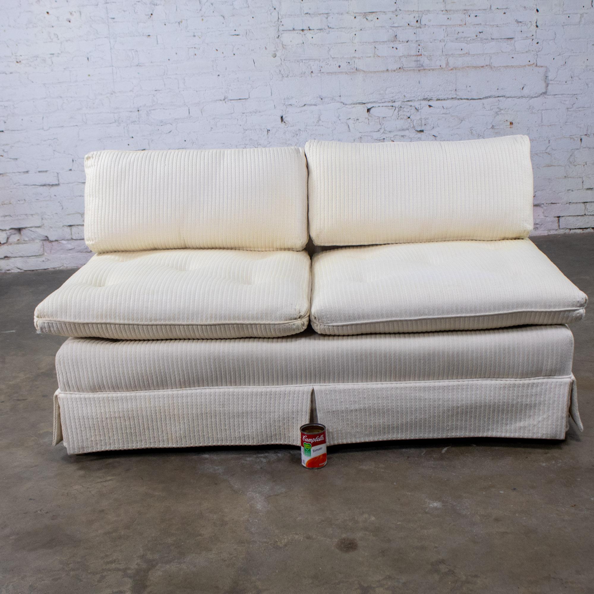 Loveseat o Sofá sin brazos MCM to Modern Slipper Style Blanco roto con textura de rayas en venta 14