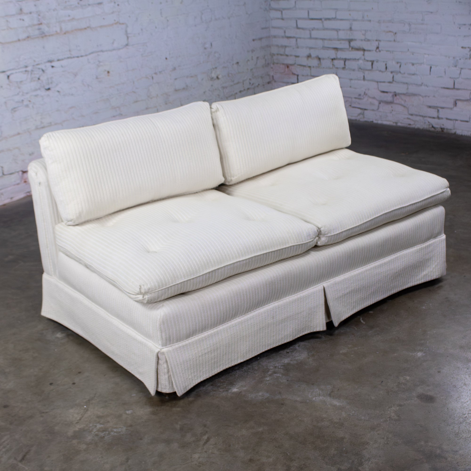 Loveseat o Sofá sin brazos MCM to Modern Slipper Style Blanco roto con textura de rayas Moderno de mediados de siglo en venta