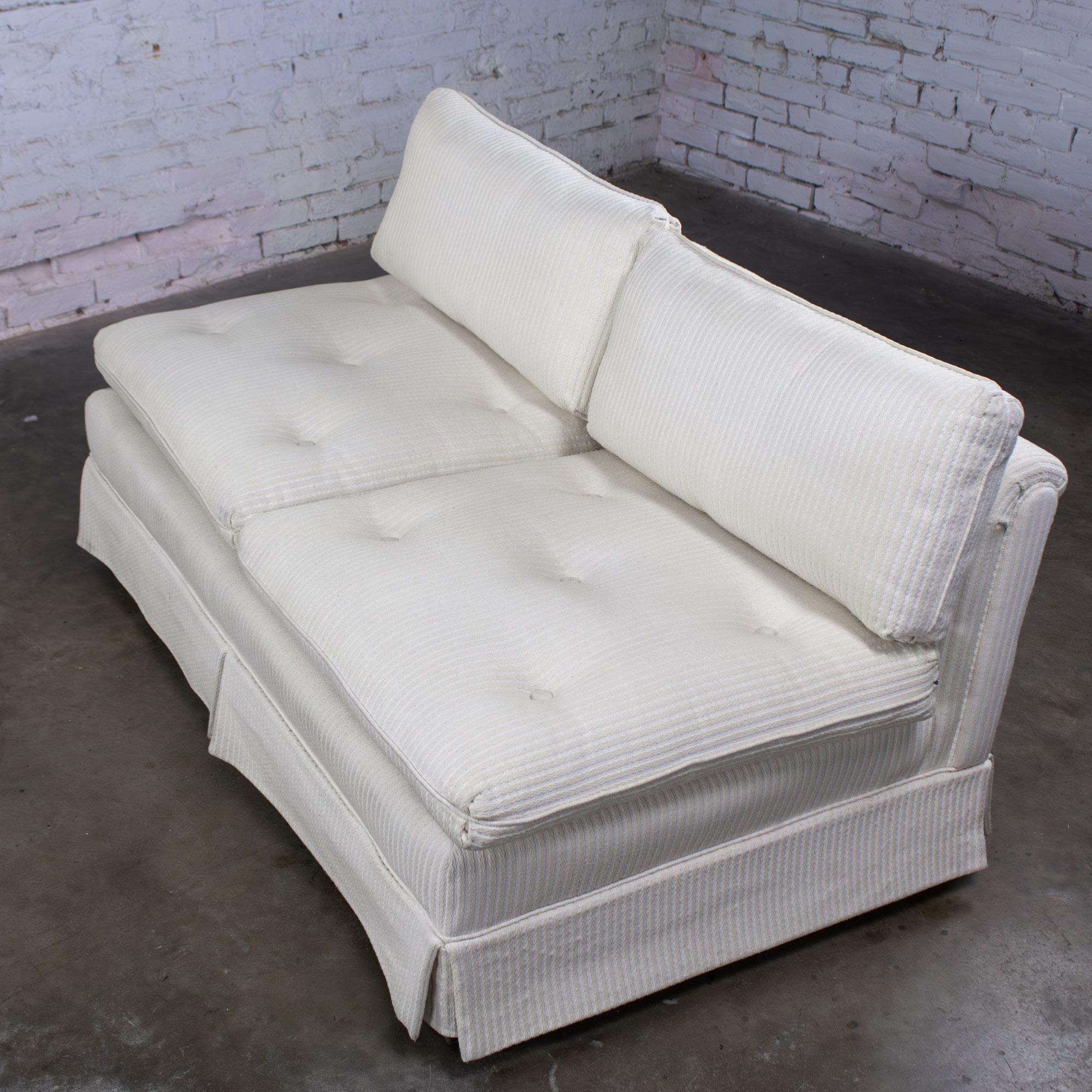 Loveseat o Sofá sin brazos MCM to Modern Slipper Style Blanco roto con textura de rayas siglo XX en venta