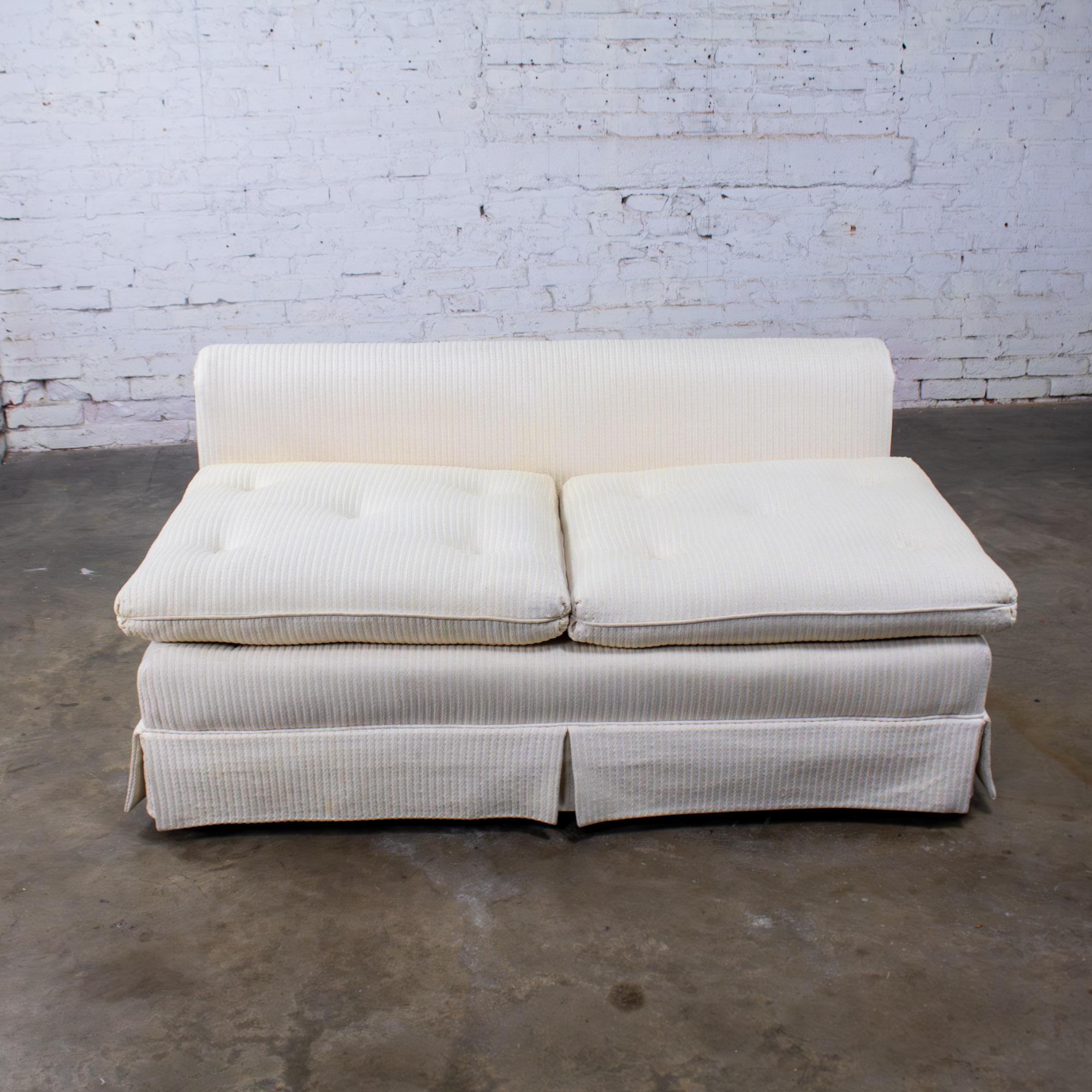 Loveseat o Sofá sin brazos MCM to Modern Slipper Style Blanco roto con textura de rayas Tela en venta