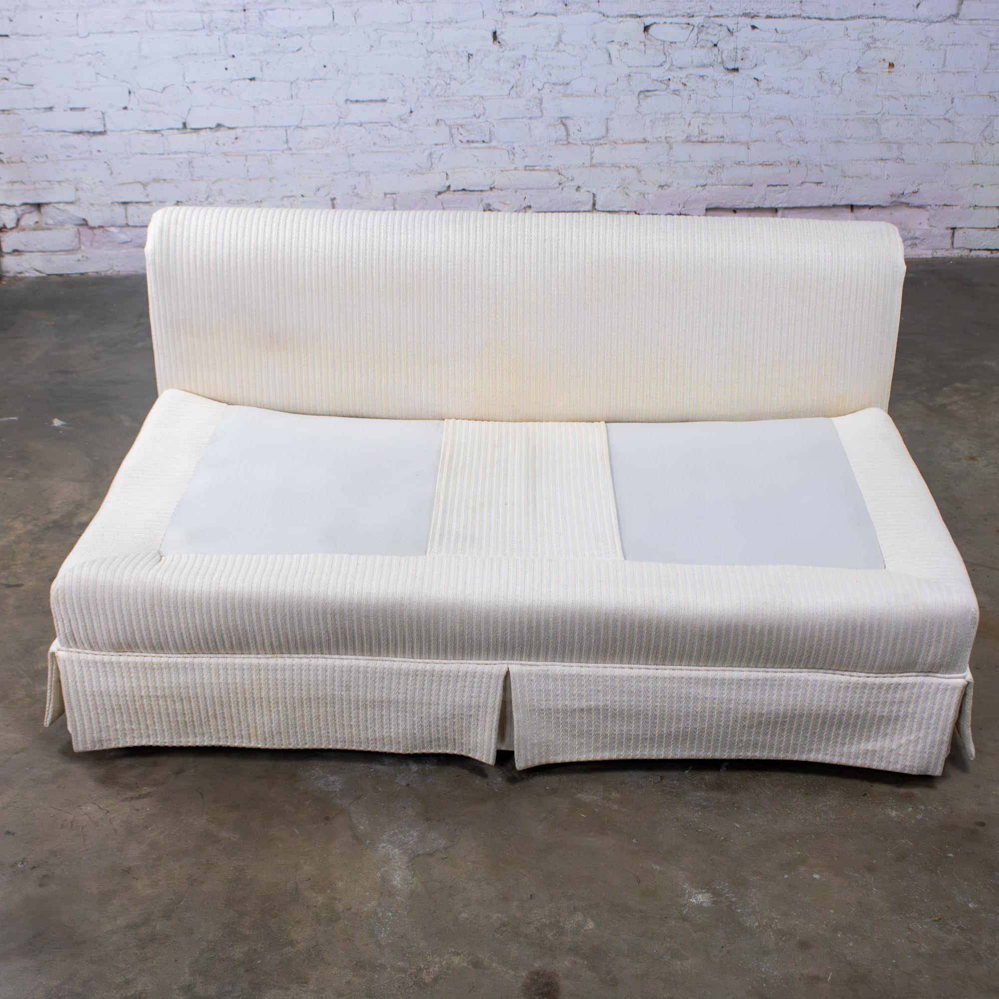 Loveseat o Sofá sin brazos MCM to Modern Slipper Style Blanco roto con textura de rayas en venta 1