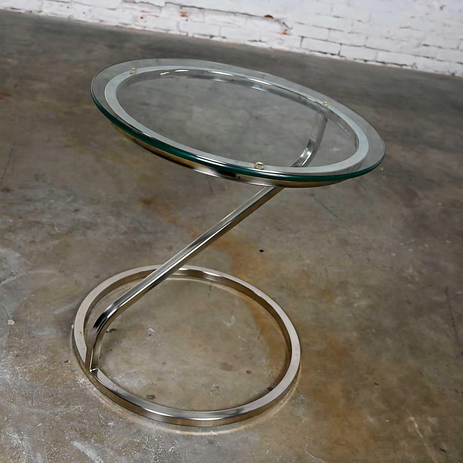 Lovely Mid-Century Modern to modern square tube chrome and round glass top Z shaped end table. Beautiful condition, keeping in mind that this is vintage and not new so will have signs of use and wear. Please see photos and zoom in for details. We
