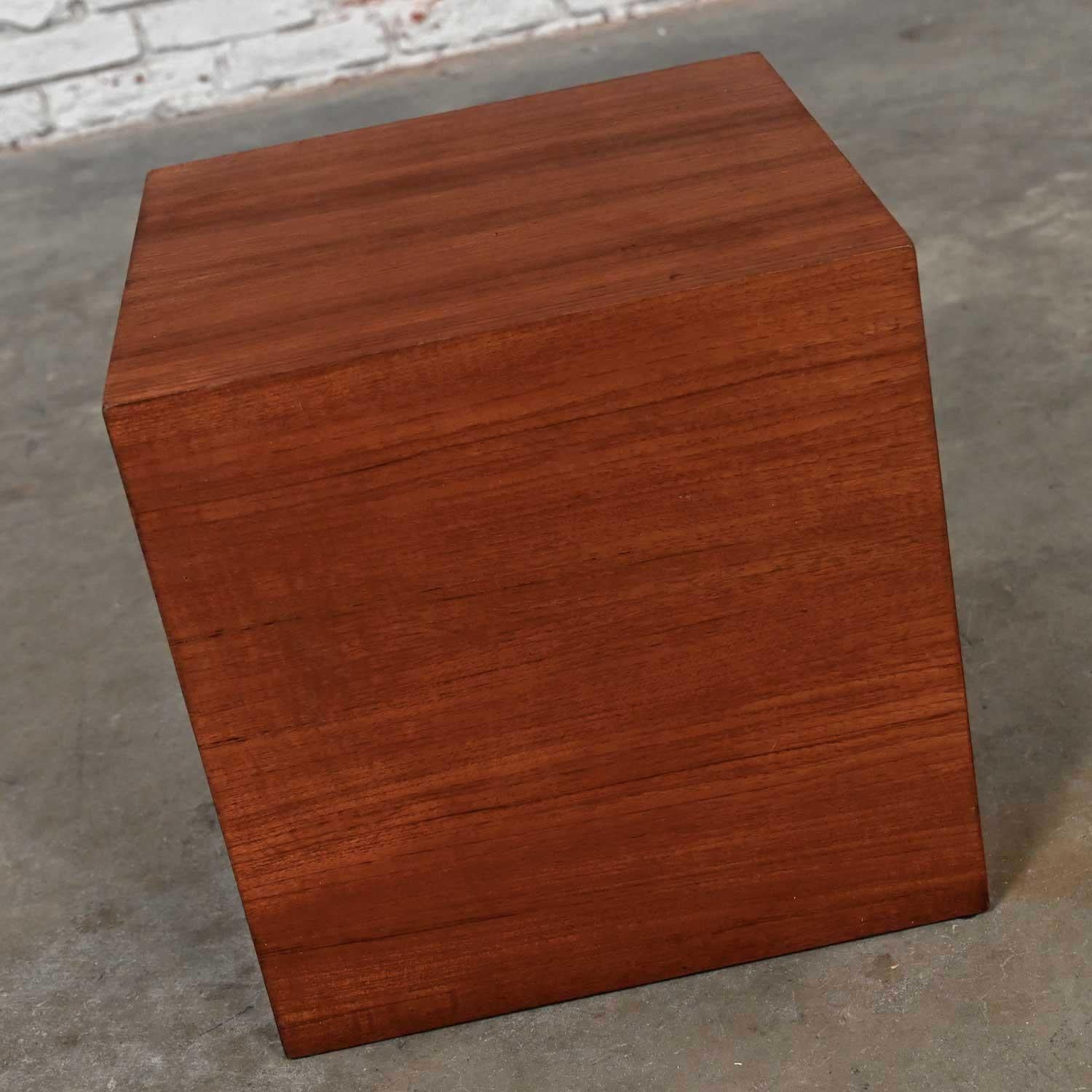 Wonderful vintage MCM (a.k.a. Mid-Century Modern) to Scandinavian Modern teak veneer cube side or end table. Beautiful condition, keeping in mind that this is vintage and not new so will have signs of use and wear. The corners had a bit of damage