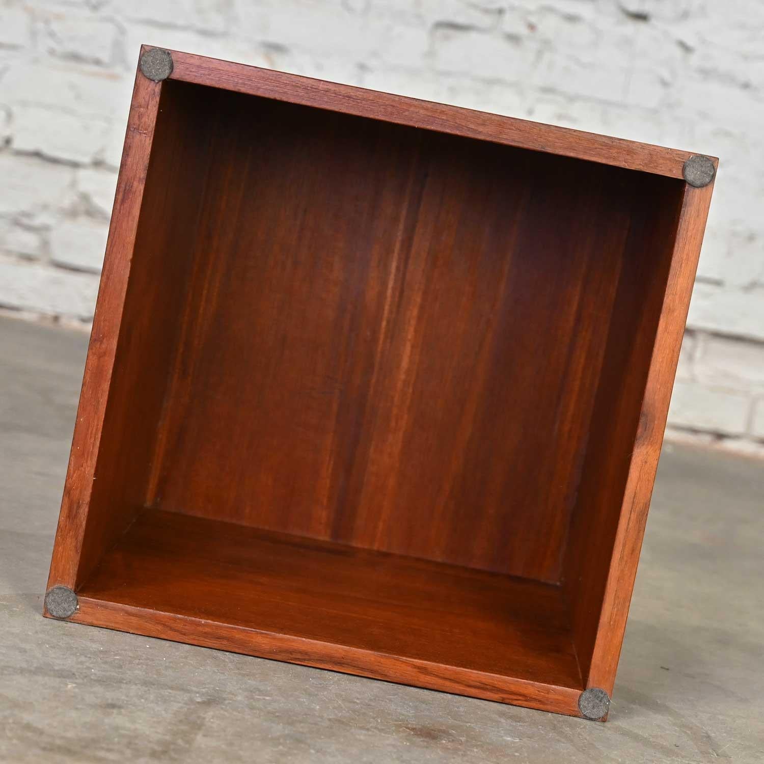 MCM to Scandinavian Modern Teak Veneer Cube Side End Table or Magazine Container In Good Condition For Sale In Topeka, KS